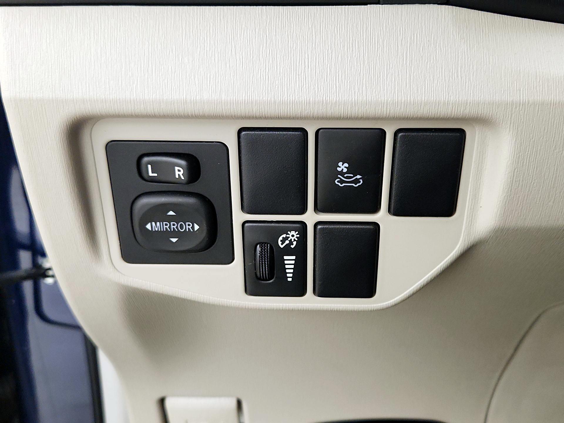 Thumbnail: 2015 Toyota Prius - 13