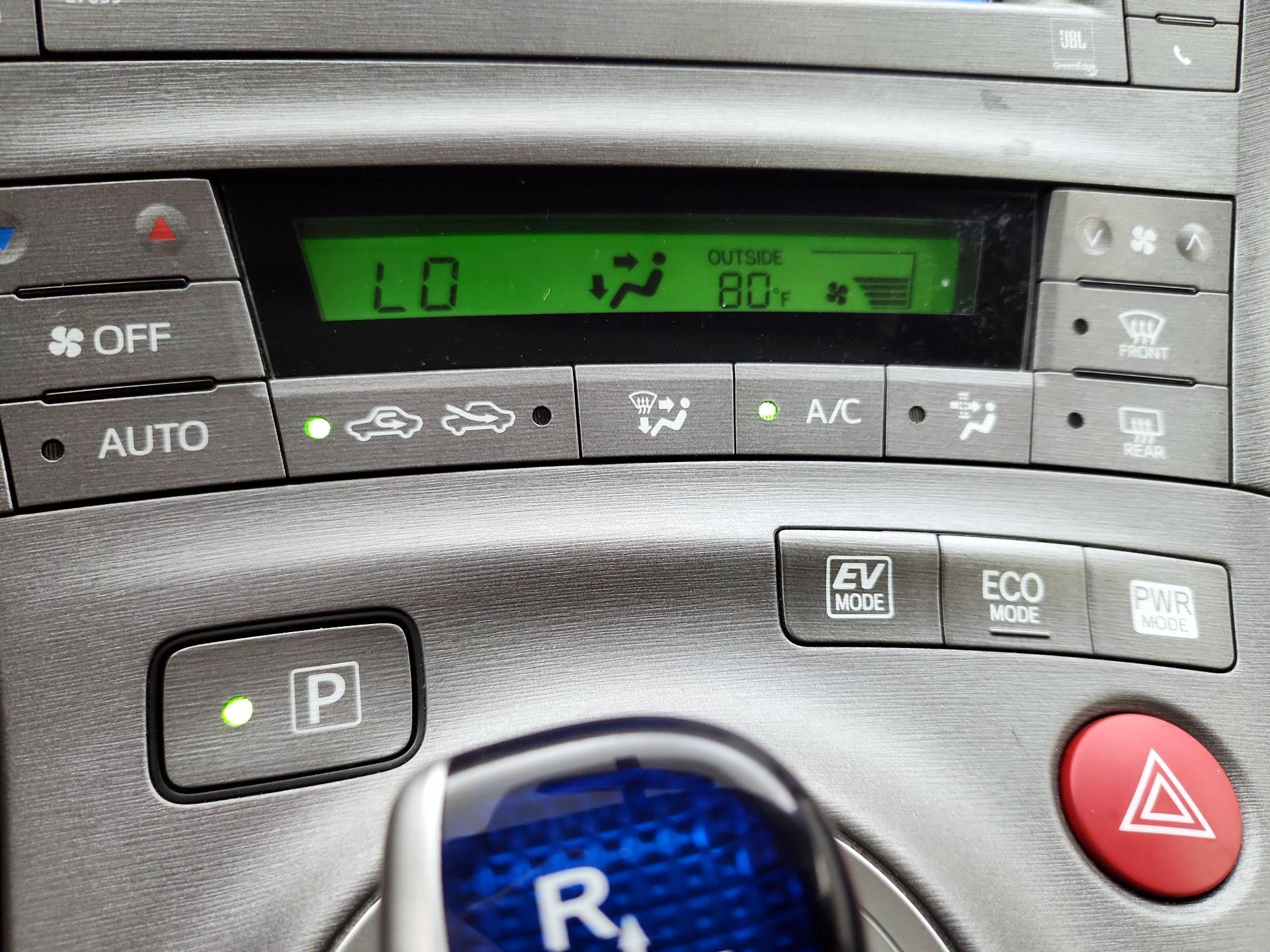 Thumbnail: 2015 Toyota Prius - 17