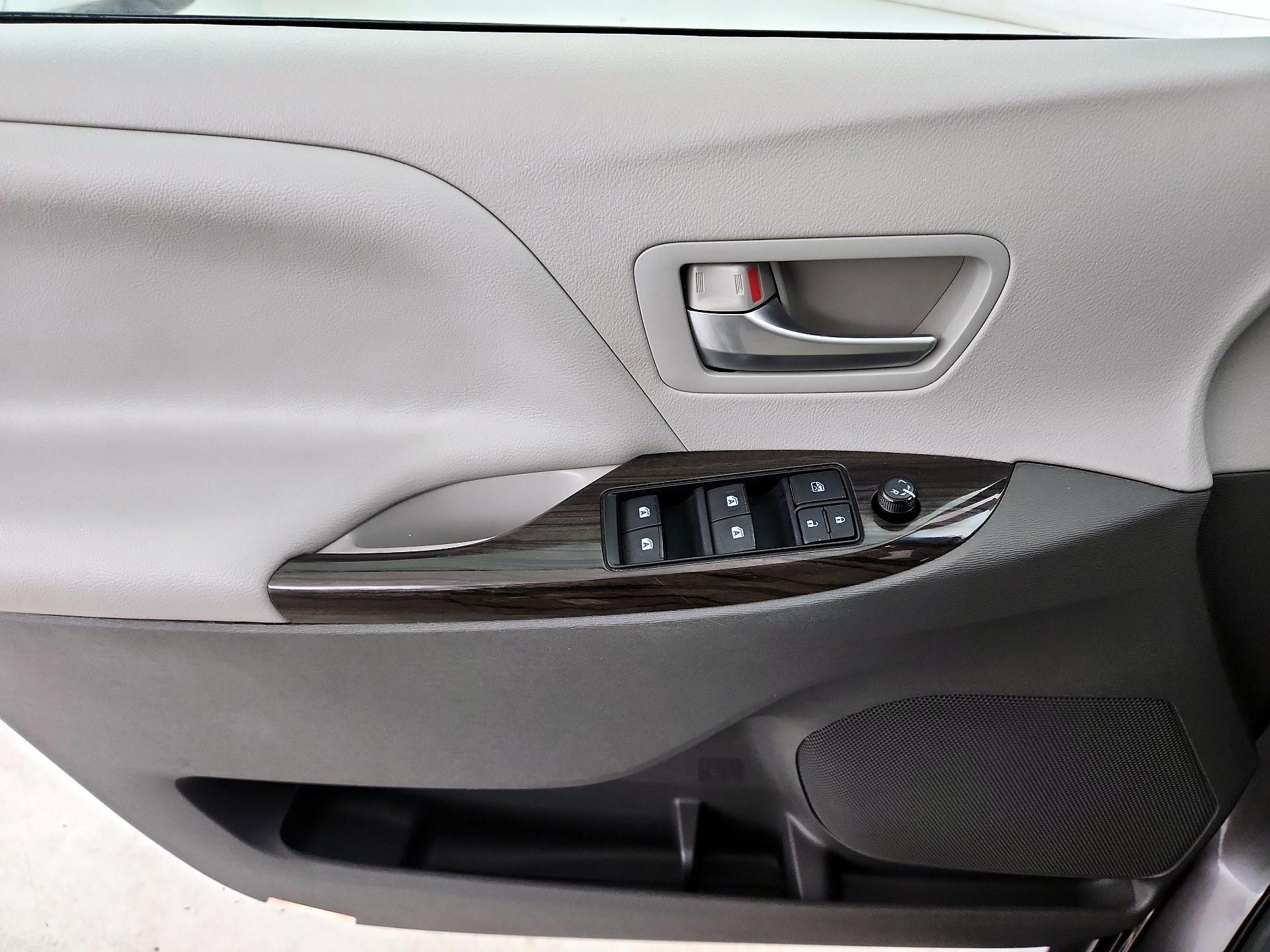 Thumbnail: 2015 Toyota Sienna - 12