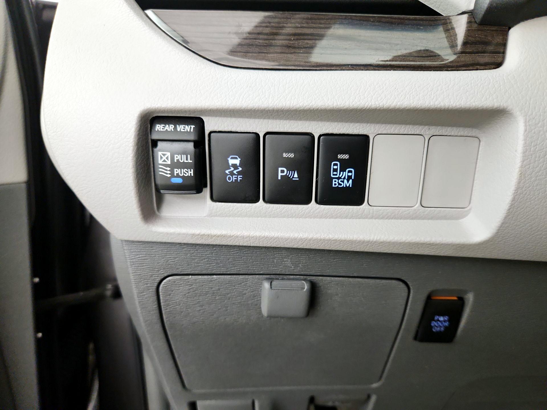 Thumbnail: 2015 Toyota Sienna - 13