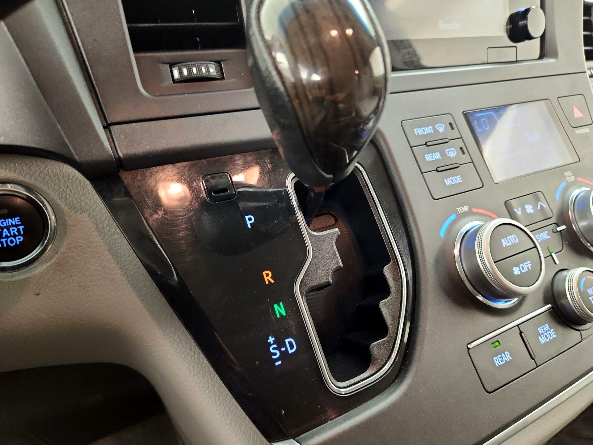Thumbnail: 2015 Toyota Sienna - 18