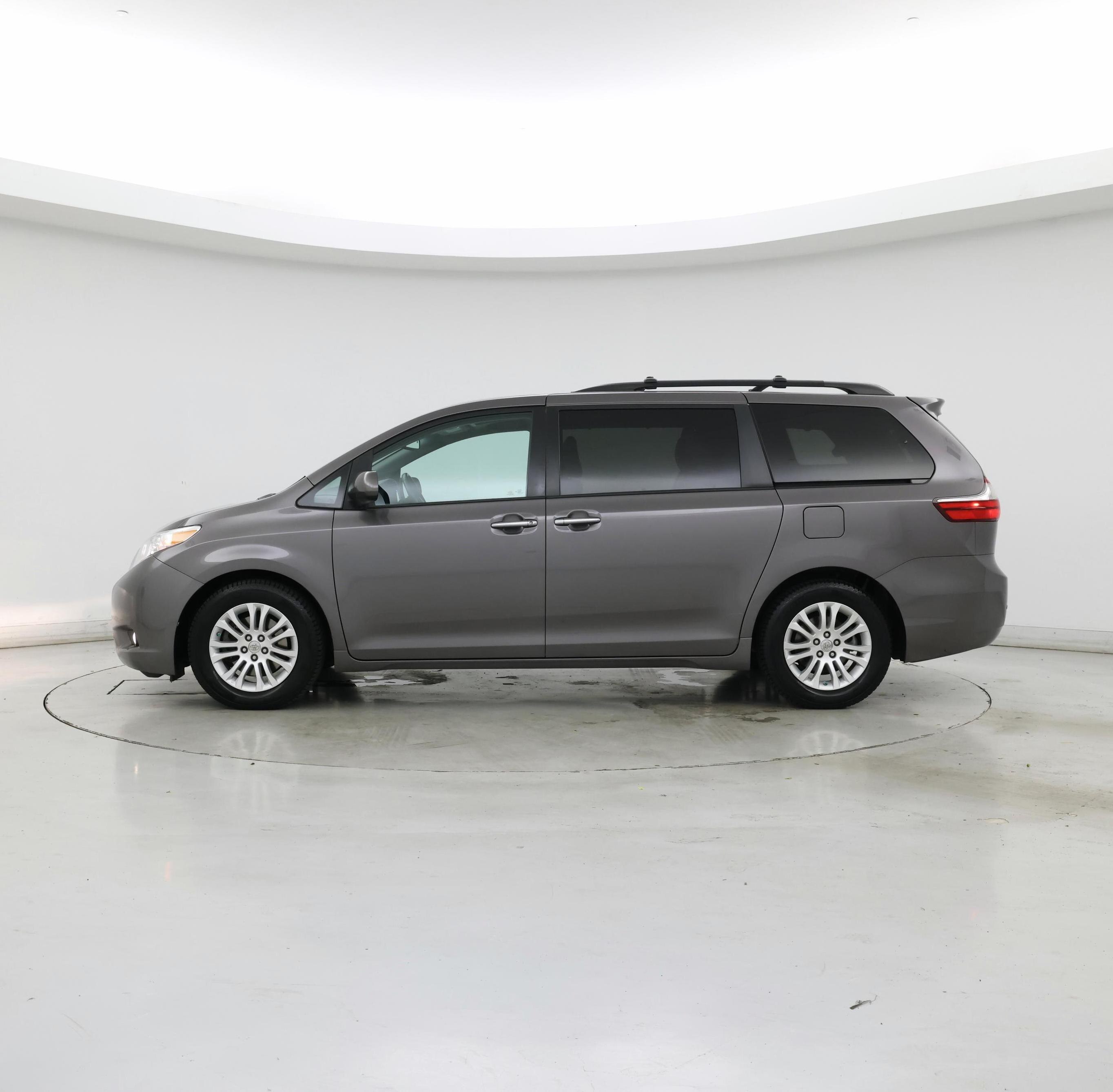Thumbnail: 2015 Toyota Sienna - 3