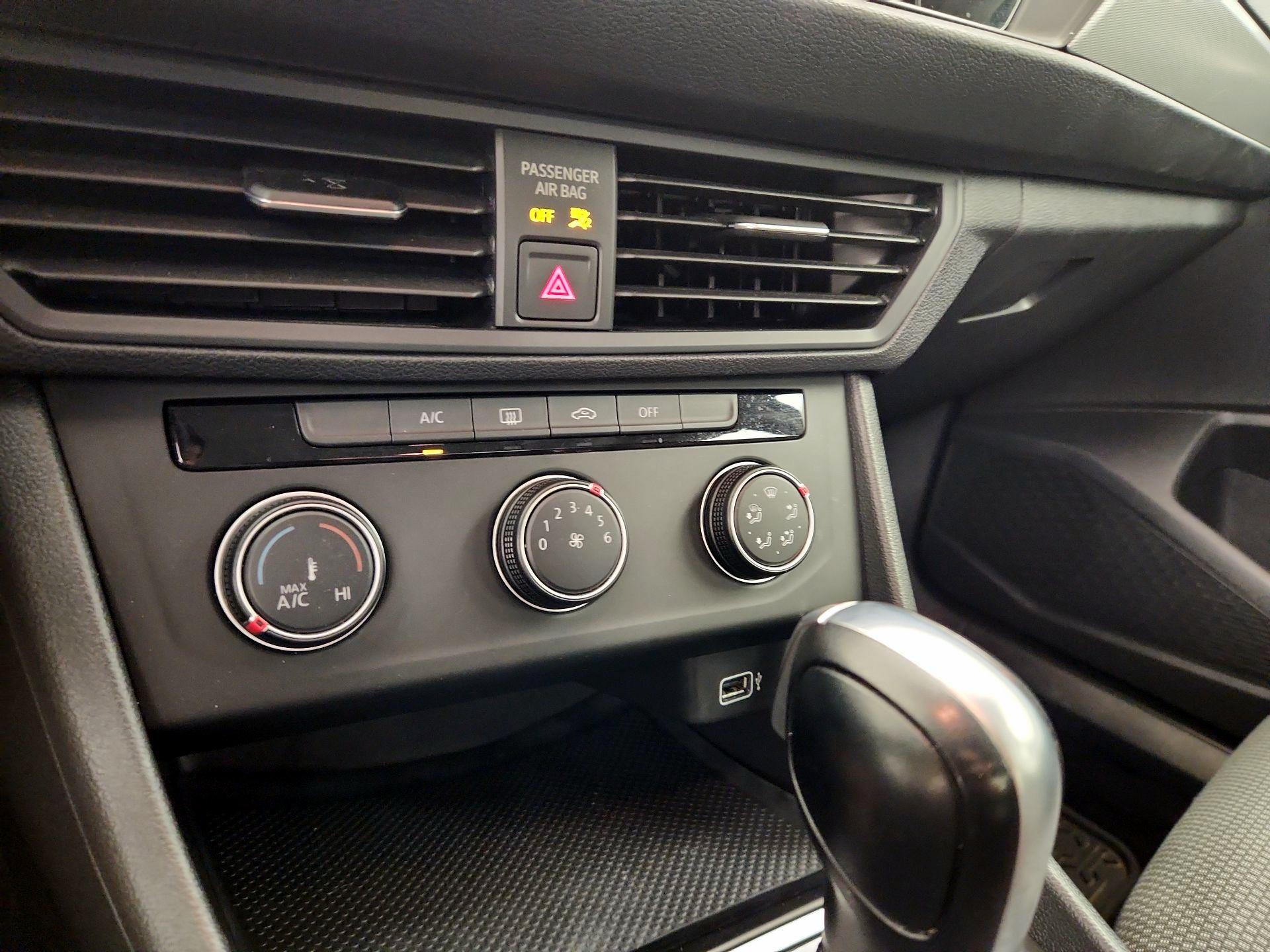 Thumbnail: 2019 Volkswagen Jetta - 16