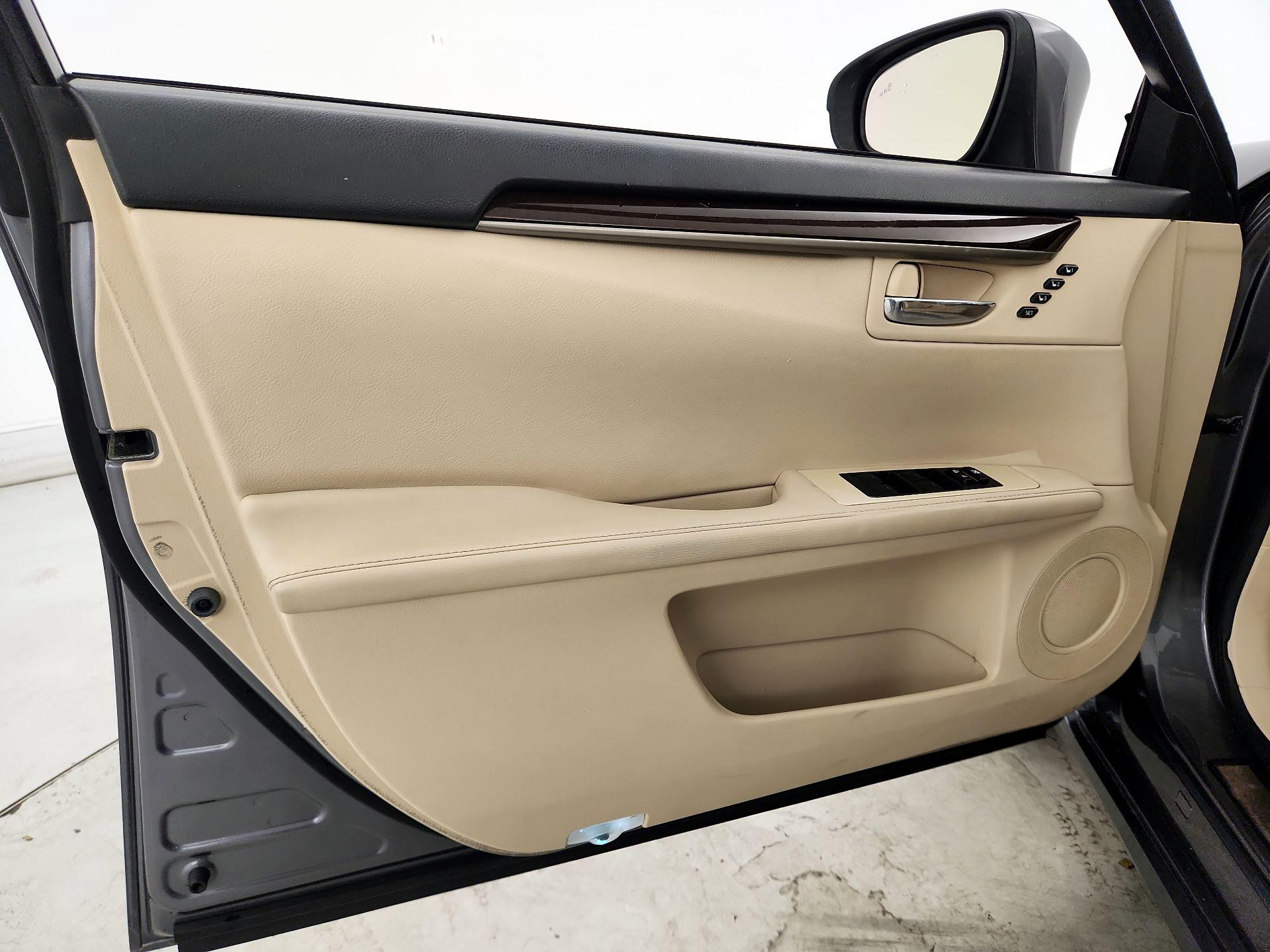 Thumbnail: 2013 Lexus ES - 12