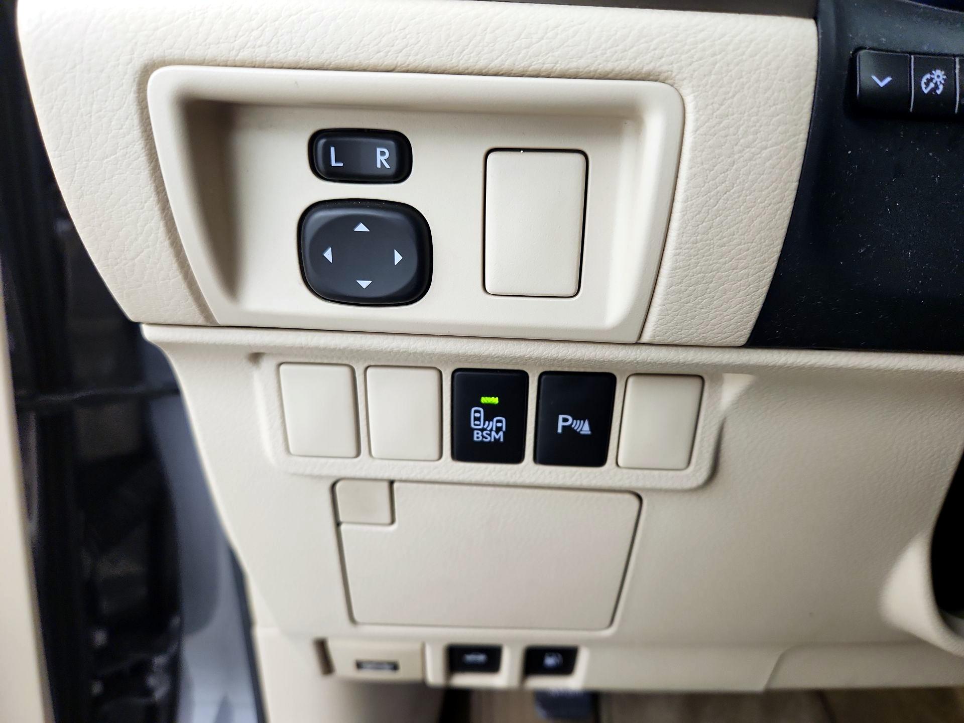Thumbnail: 2013 Lexus ES - 13