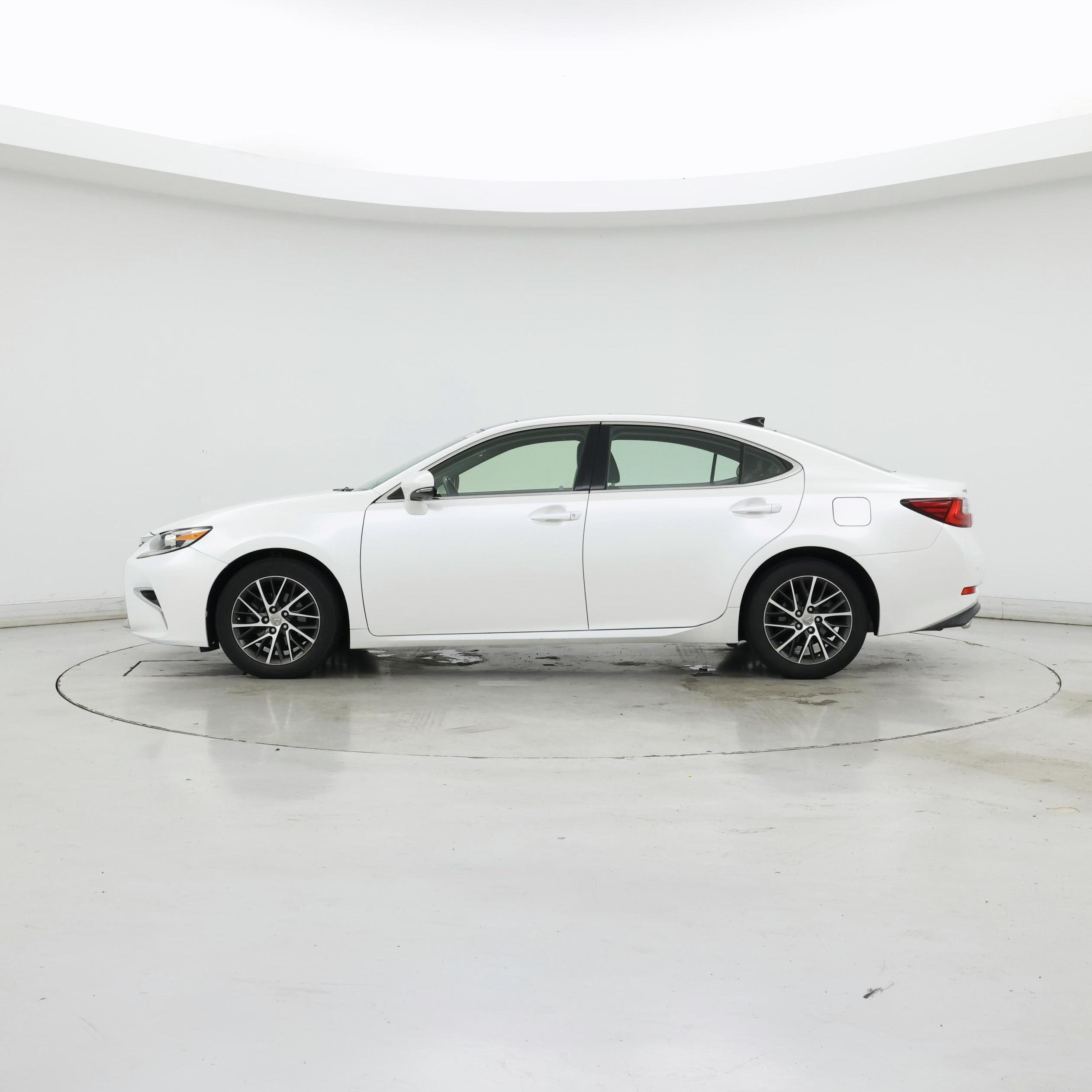 Thumbnail: 2016 Lexus ES - 3