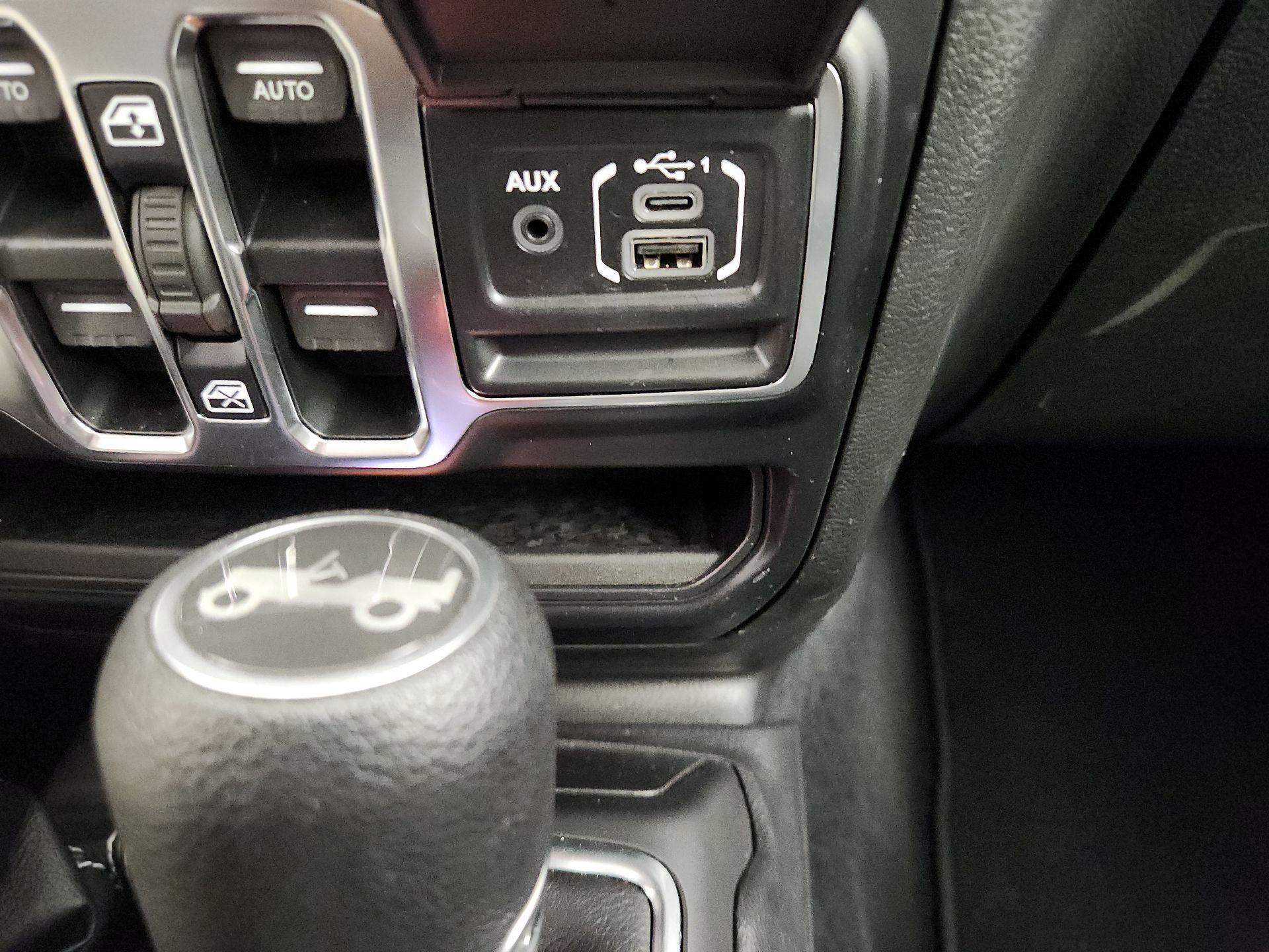 Thumbnail: 2019 Jeep Wrangler - 18
