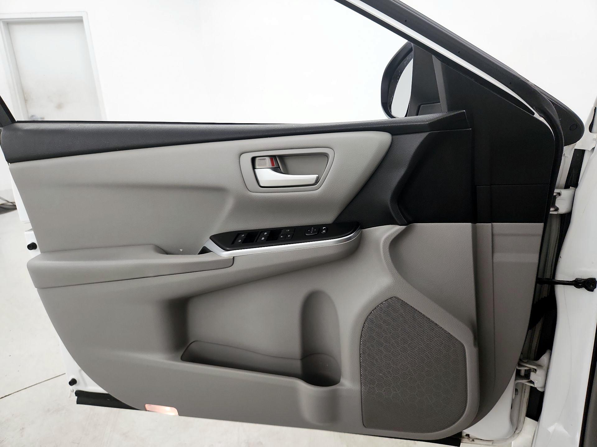 Thumbnail: 2015 Toyota Camry - 12