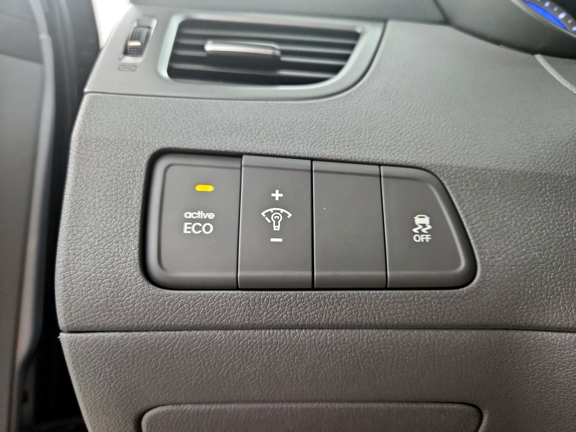 Thumbnail: 2016 Hyundai Elantra - 13