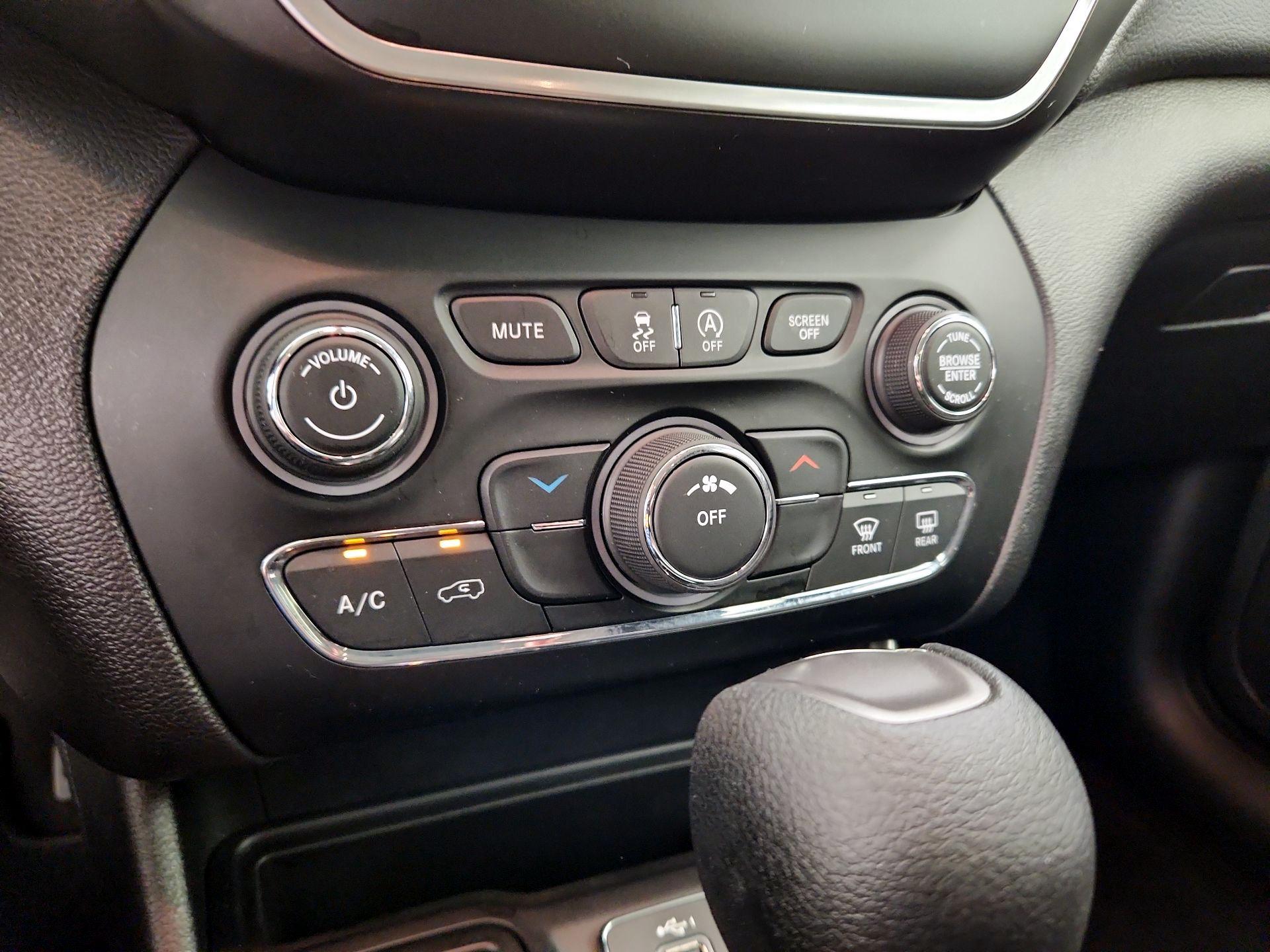 Thumbnail: 2019 Jeep Cherokee - 16