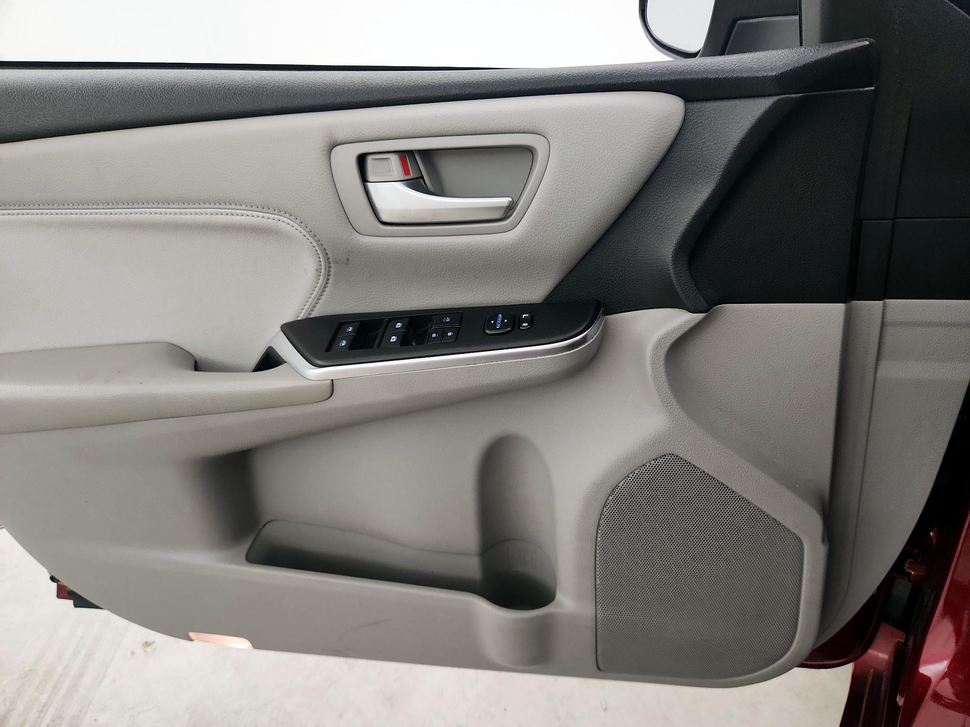 Thumbnail: 2016 Toyota Camry - 12