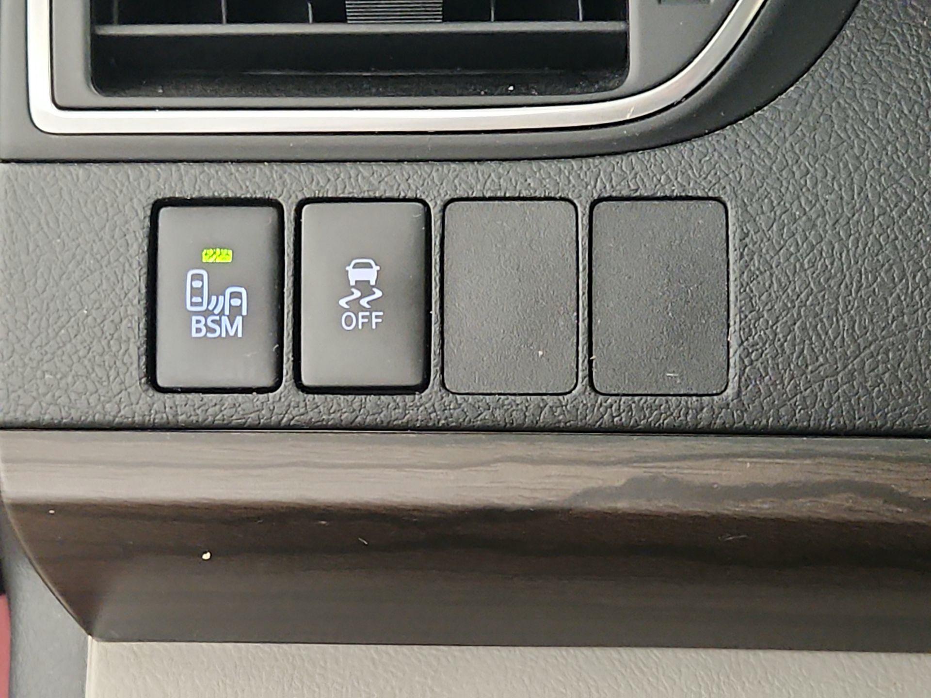 Thumbnail: 2016 Toyota Camry - 13