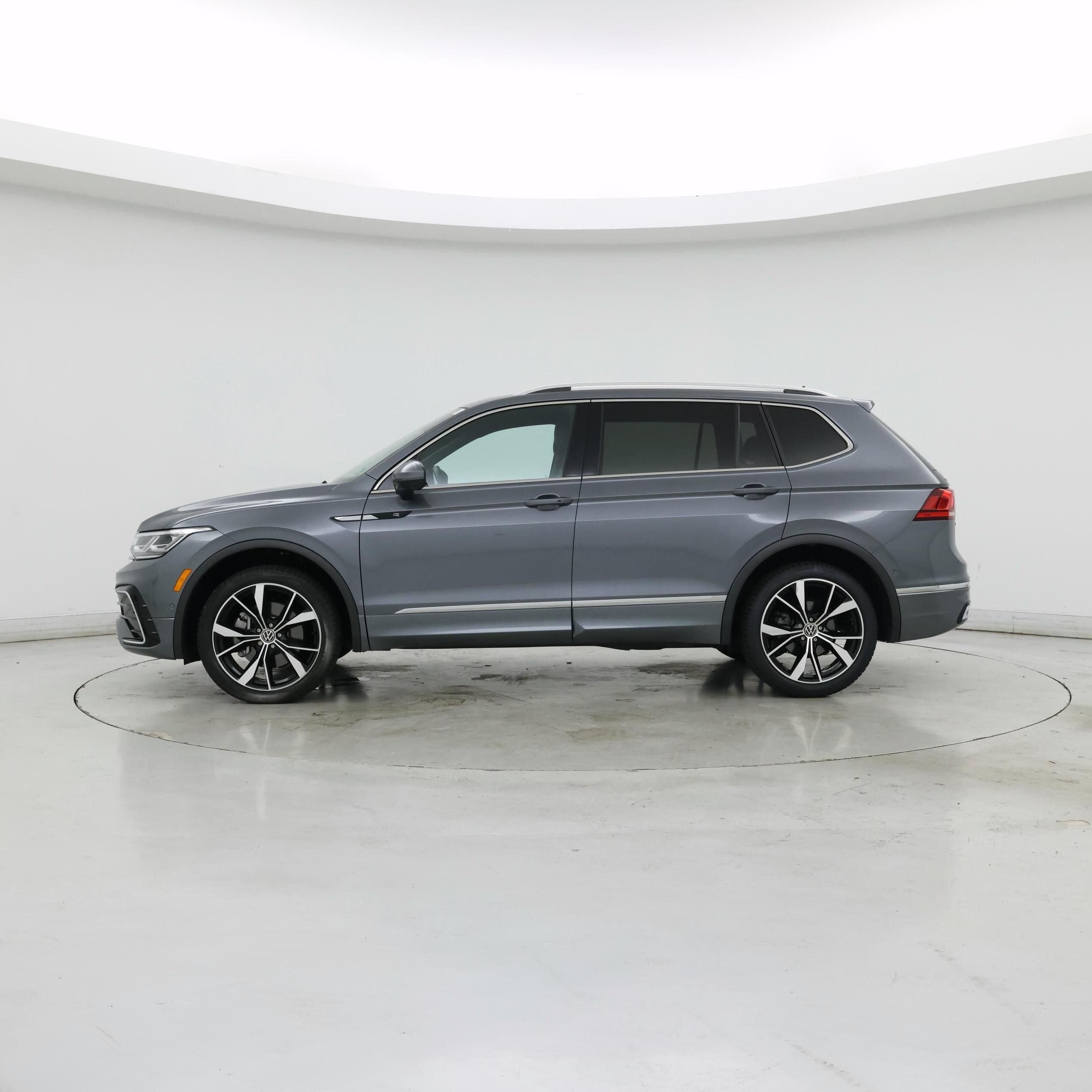 Thumbnail: 2022 Volkswagen Tiguan - 3