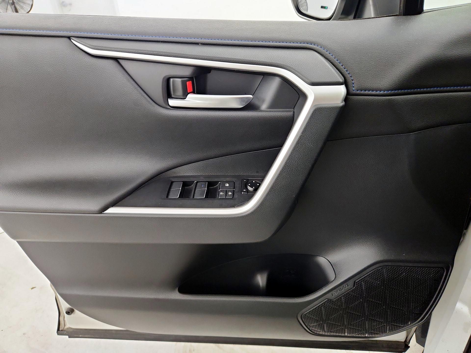 Thumbnail: 2020 Toyota RAV4 - 12