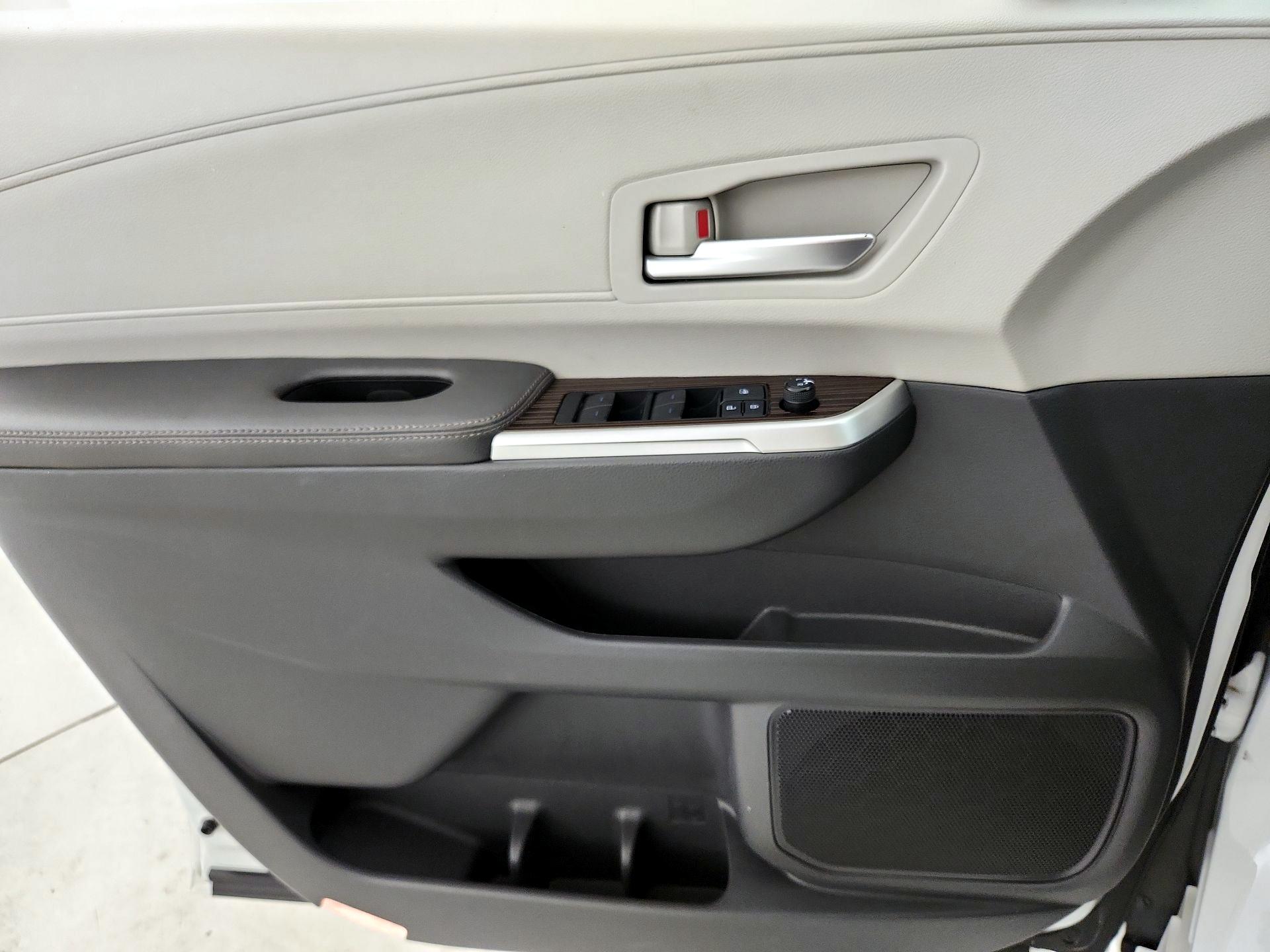 Thumbnail: 2021 Toyota Sienna - 12