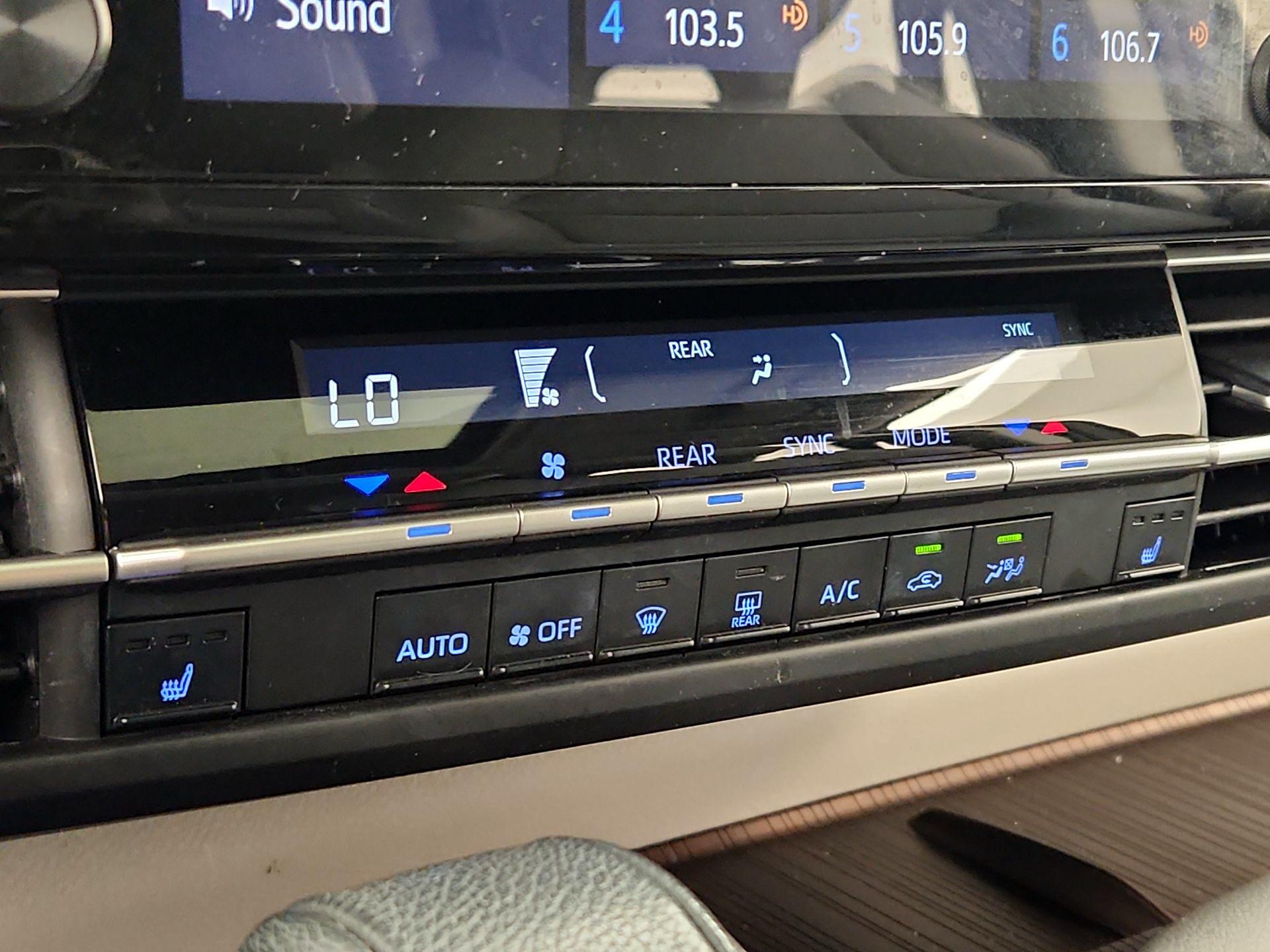 Thumbnail: 2021 Toyota Sienna - 16