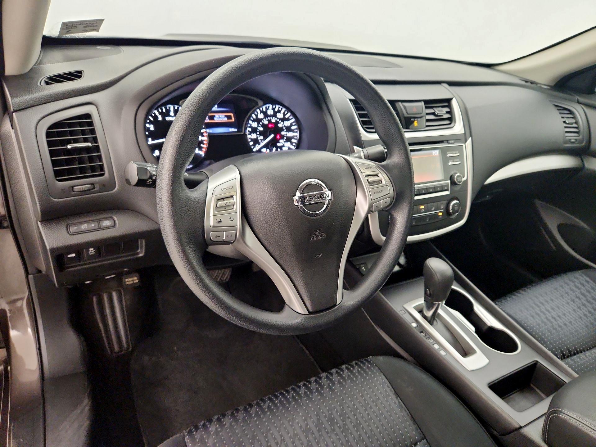 Thumbnail: 2016 Nissan Altima - 9