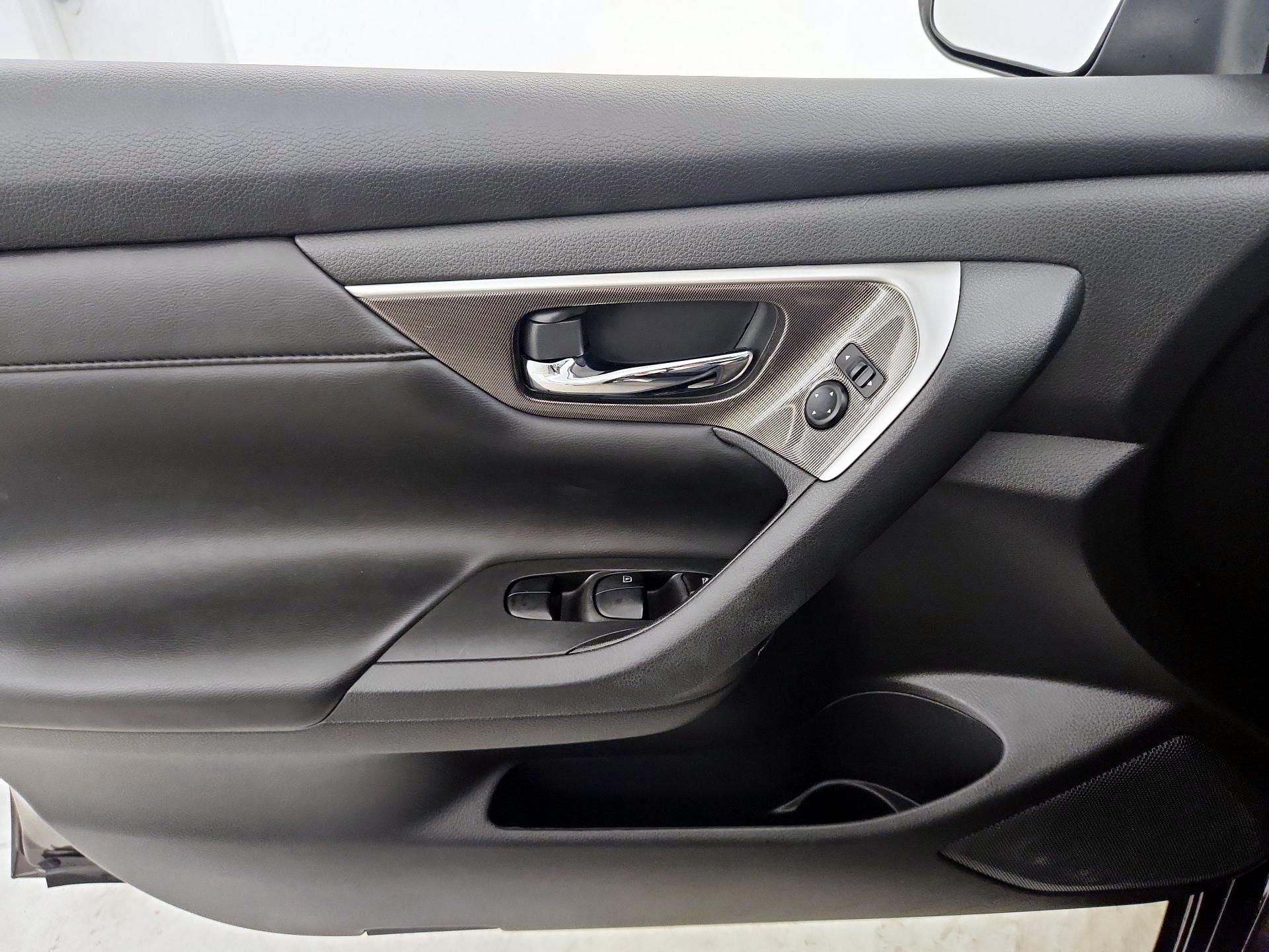 Thumbnail: 2016 Nissan Altima - 12