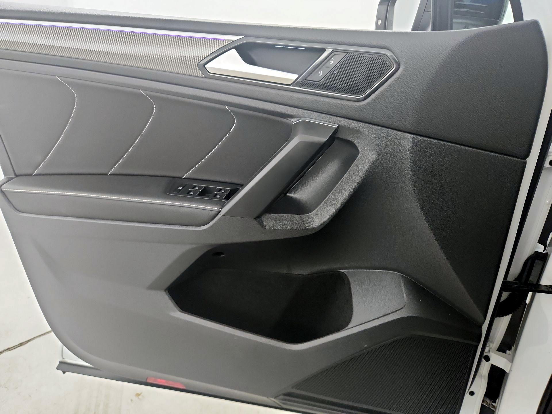 Thumbnail: 2023 Volkswagen Tiguan - 12