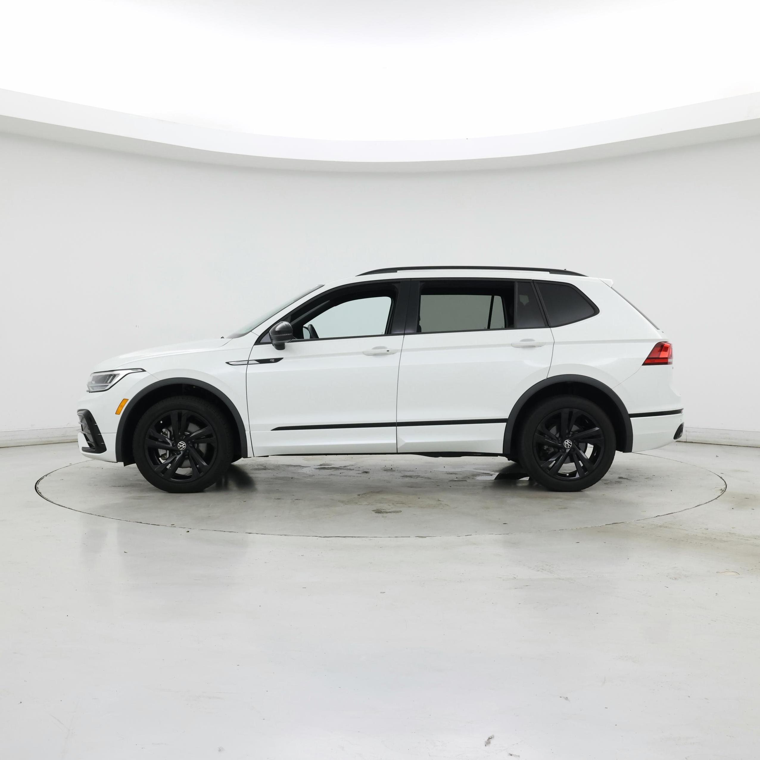 Thumbnail: 2023 Volkswagen Tiguan - 3