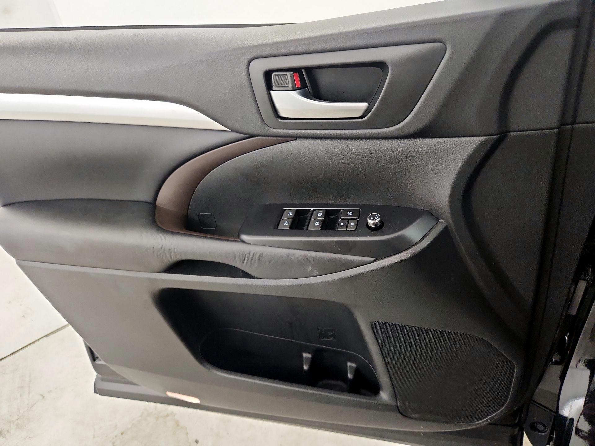 Thumbnail: 2015 Toyota Highlander - 12