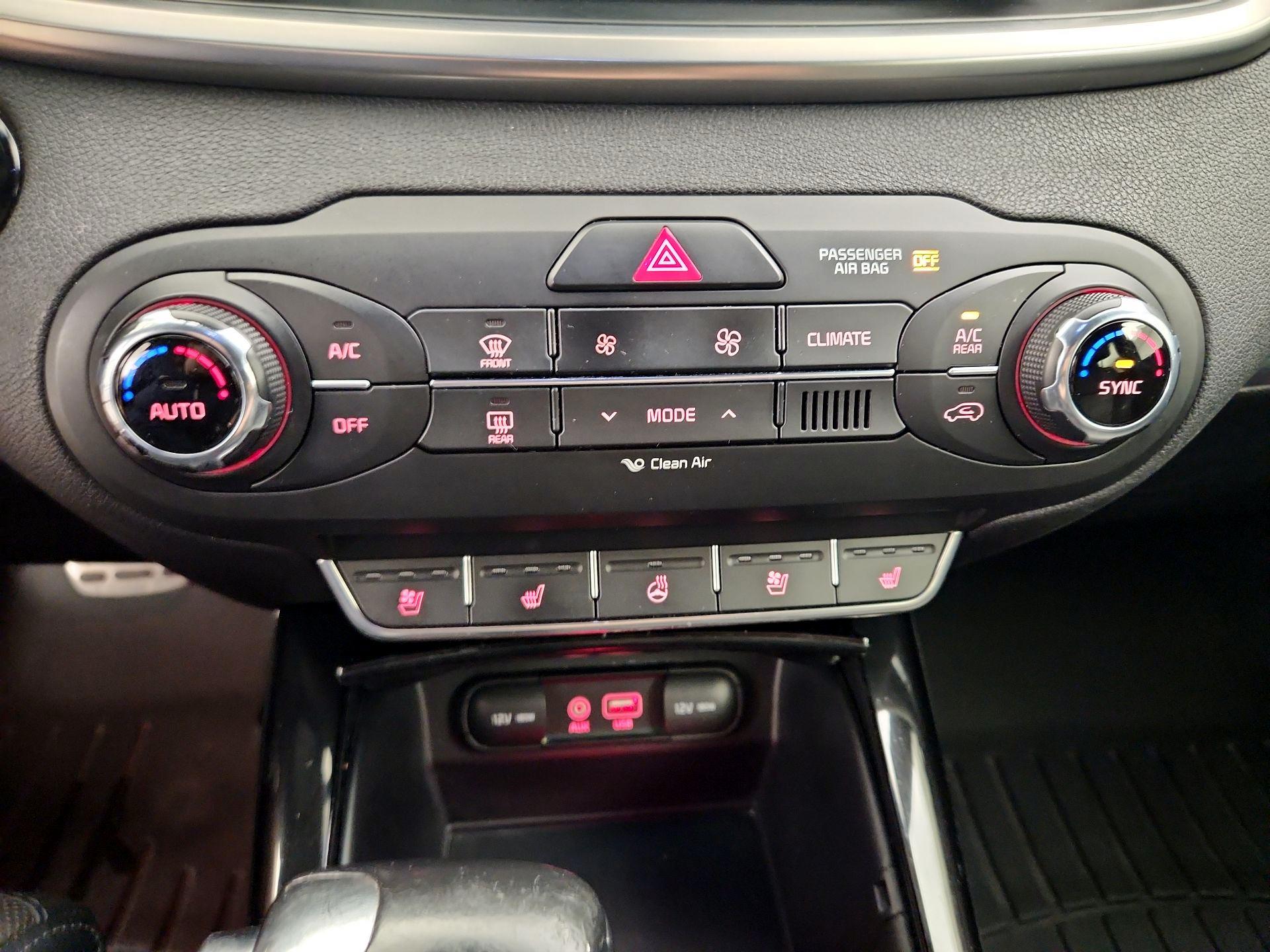 Thumbnail: 2016 Kia Sorento - 17