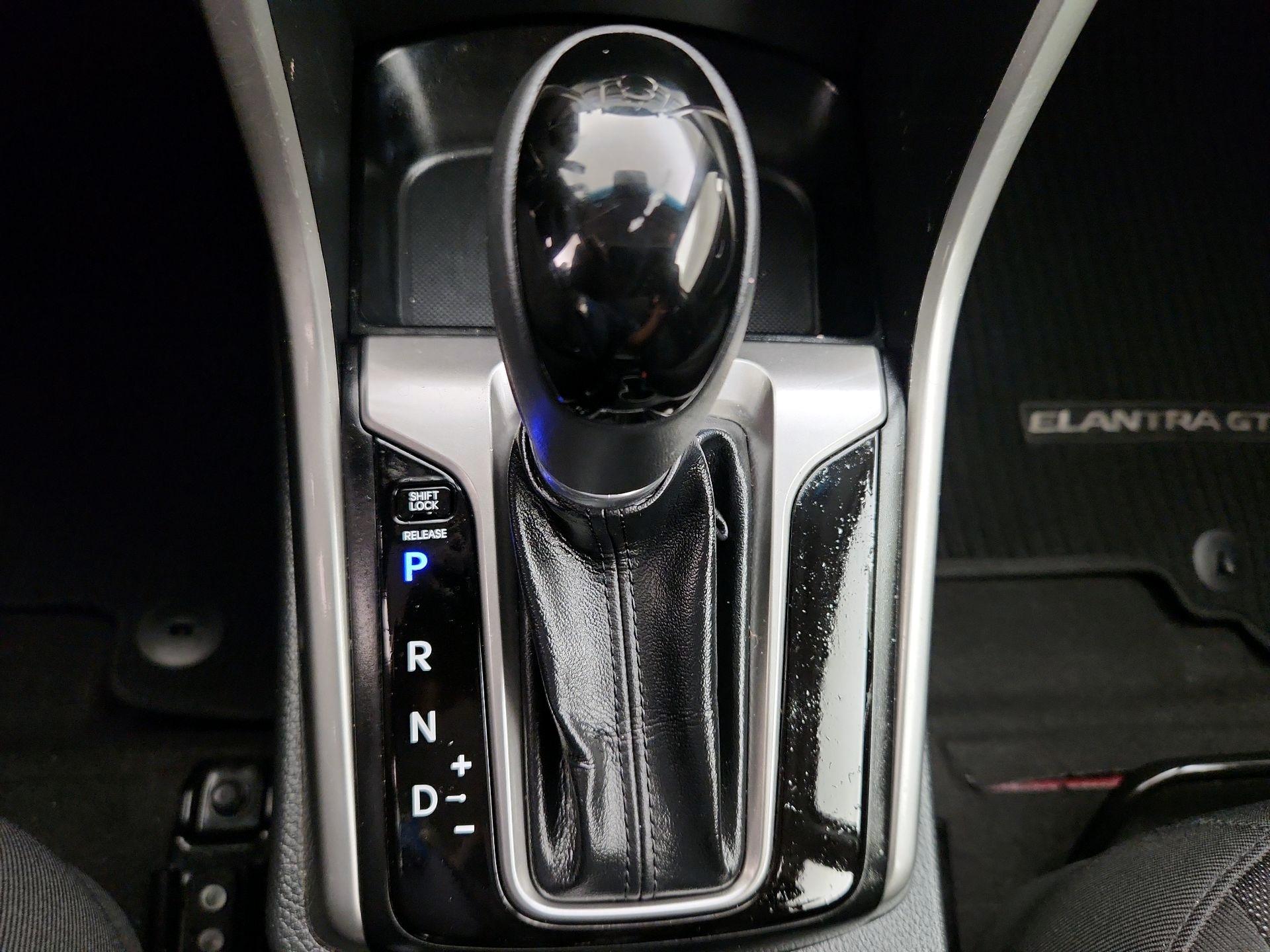 Thumbnail: 2016 Hyundai Elantra - 16