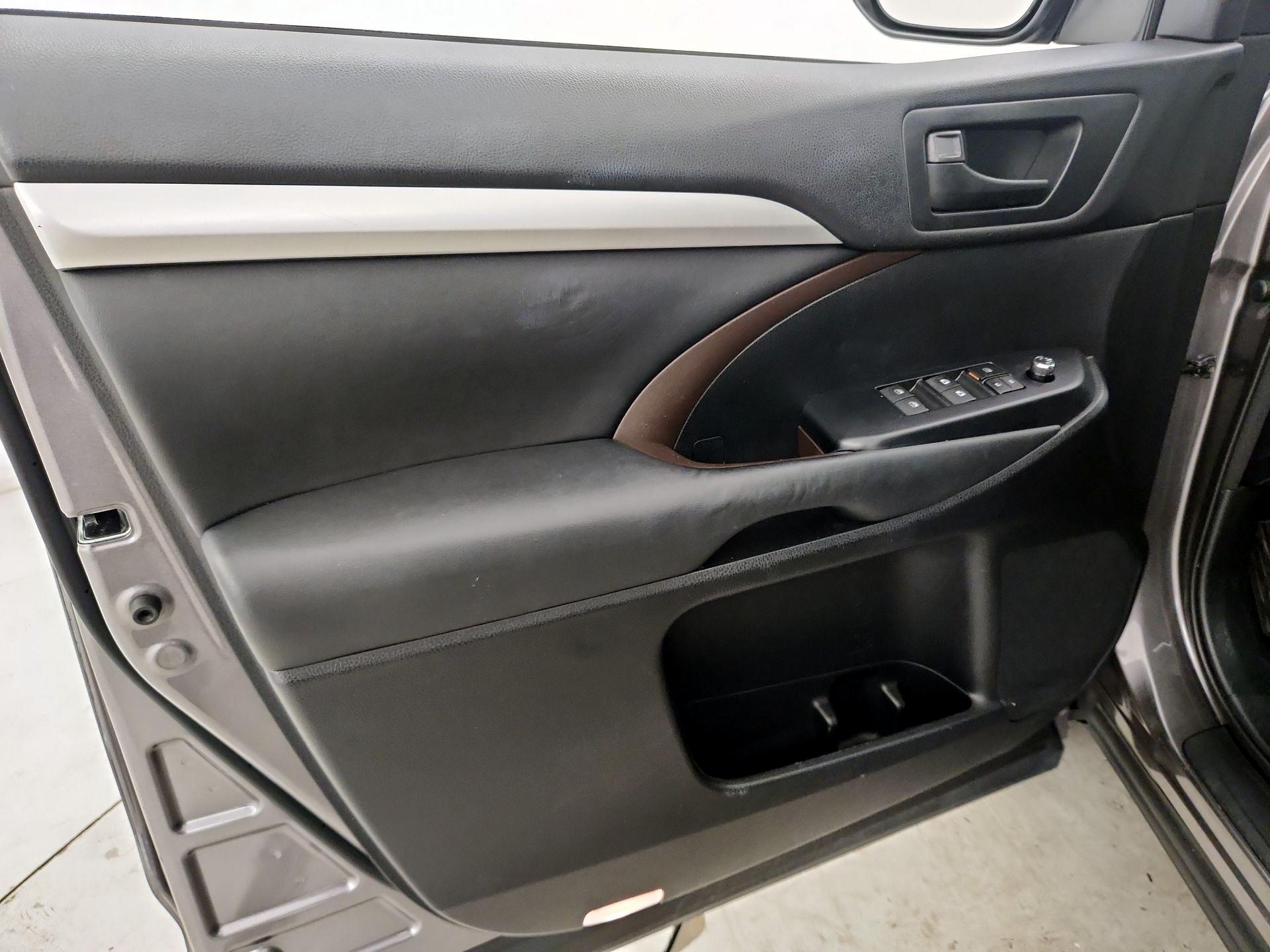 Thumbnail: 2015 Toyota Highlander - 12