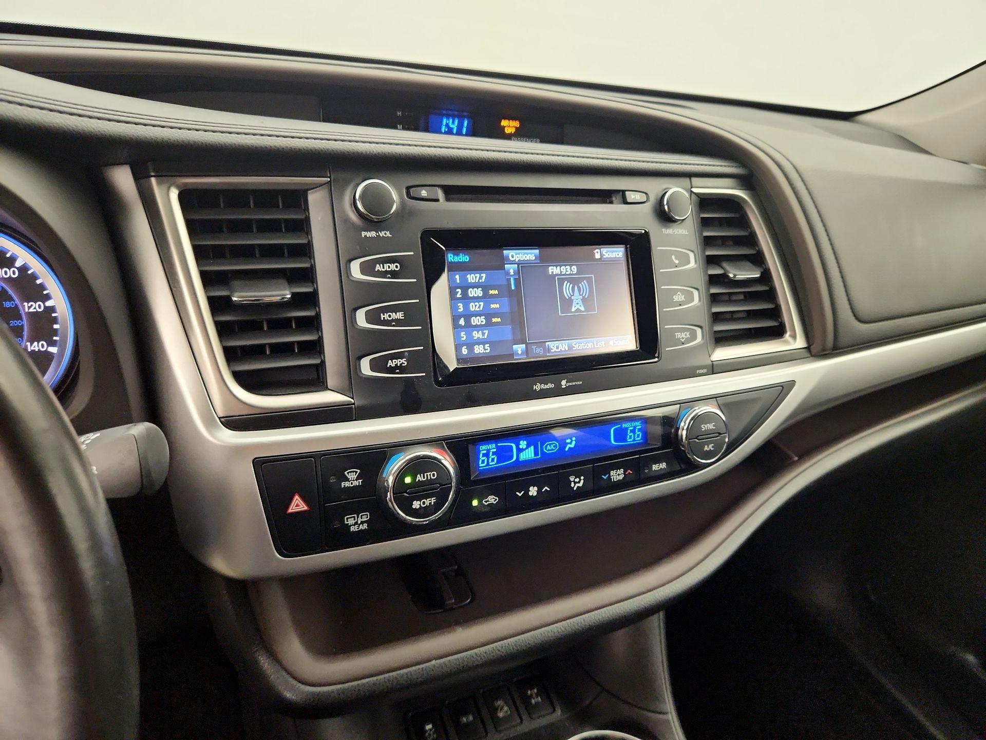 Thumbnail: 2015 Toyota Highlander - 15