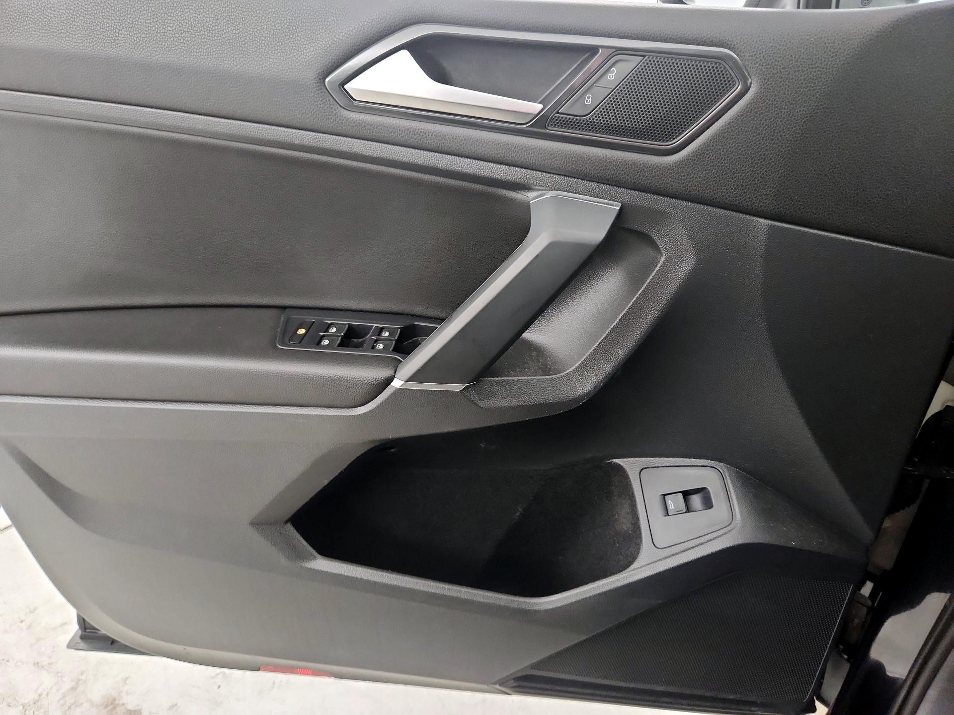 Thumbnail: 2018 Volkswagen Tiguan - 12