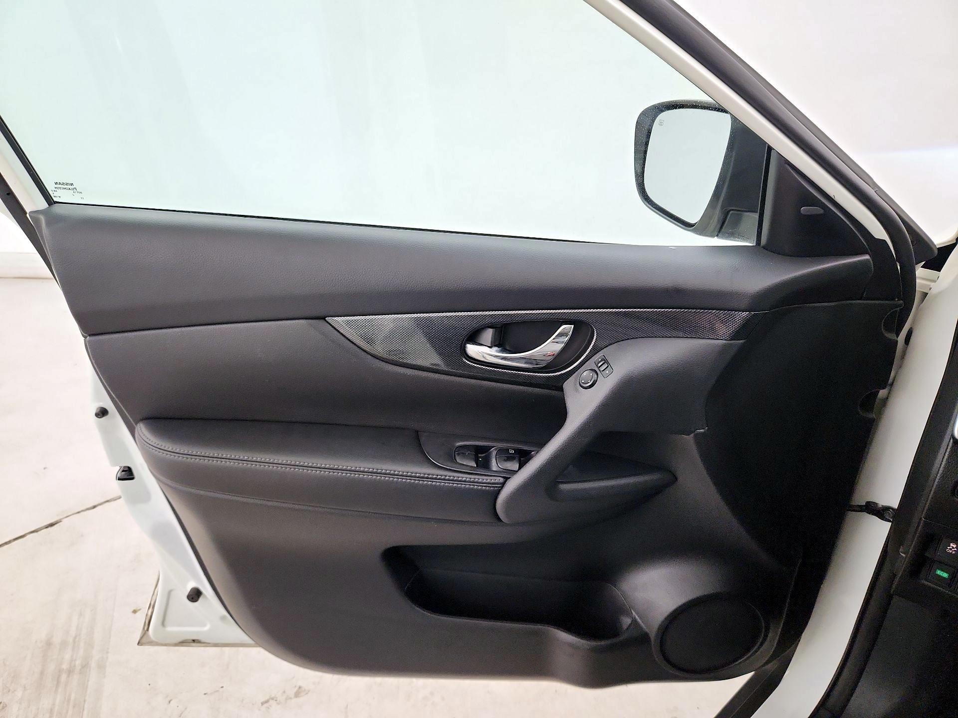 Thumbnail: 2015 Nissan Rogue - 12
