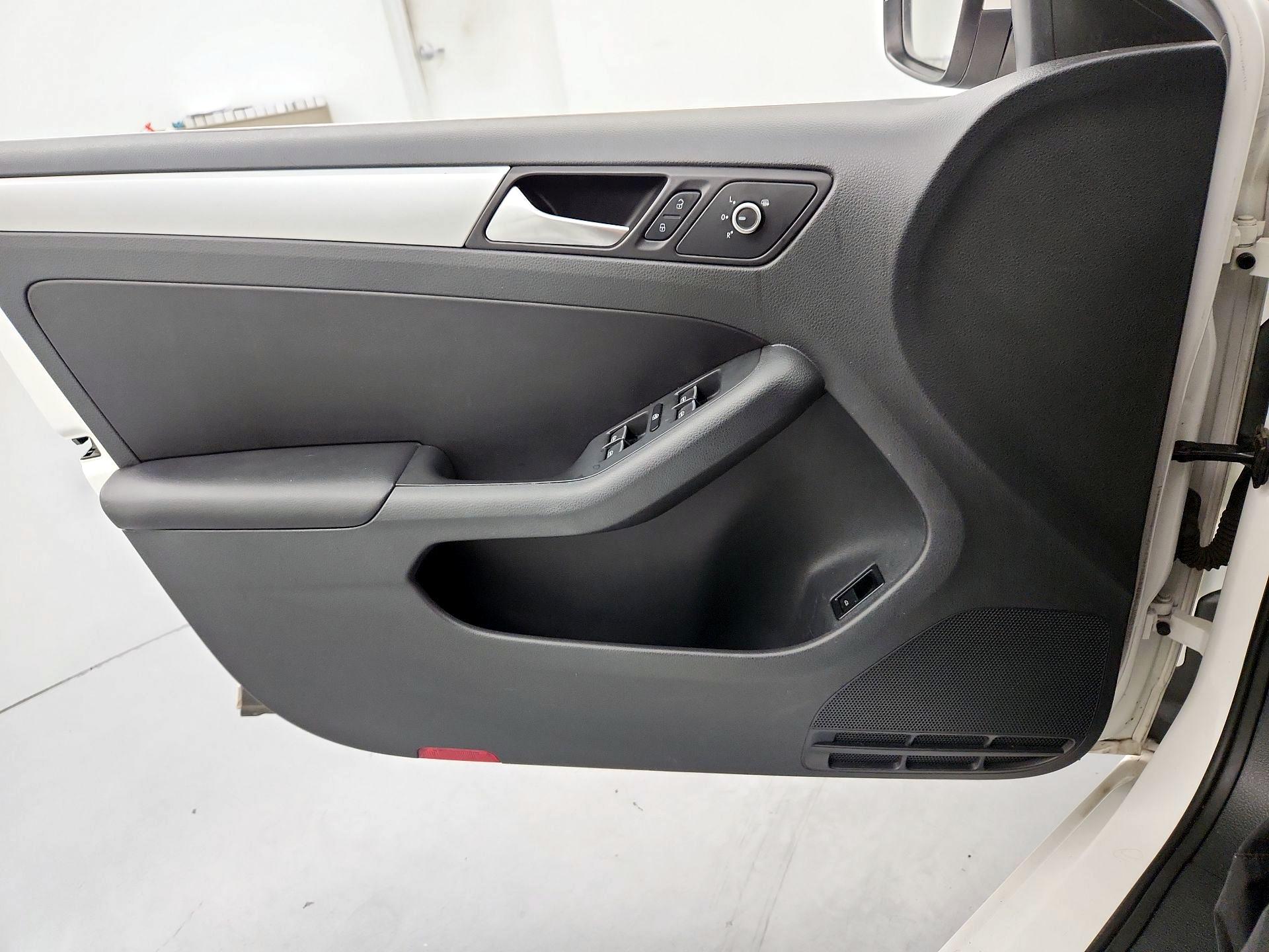 Thumbnail: 2014 Volkswagen Jetta - 12