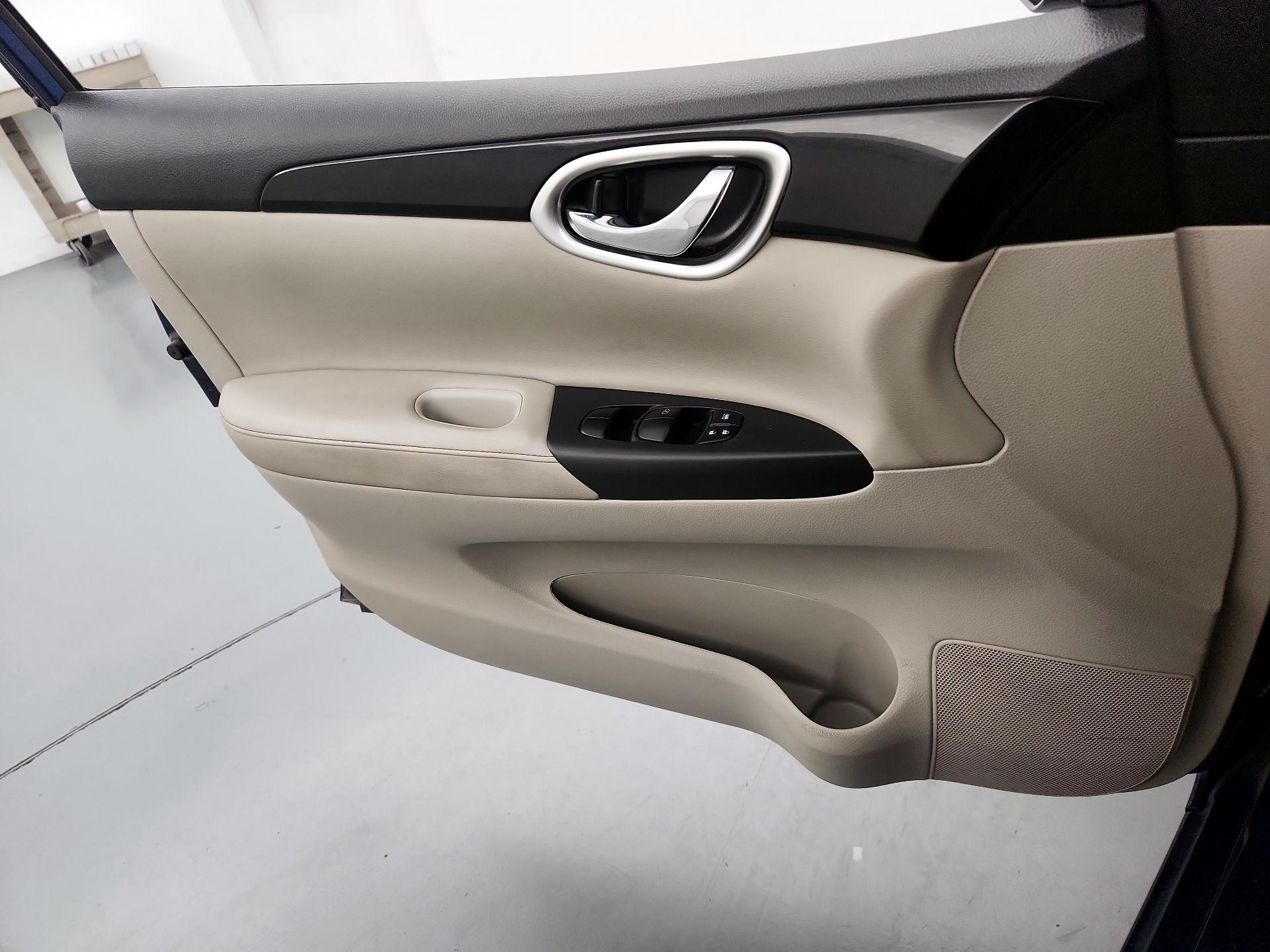 Thumbnail: 2016 Nissan Sentra - 12
