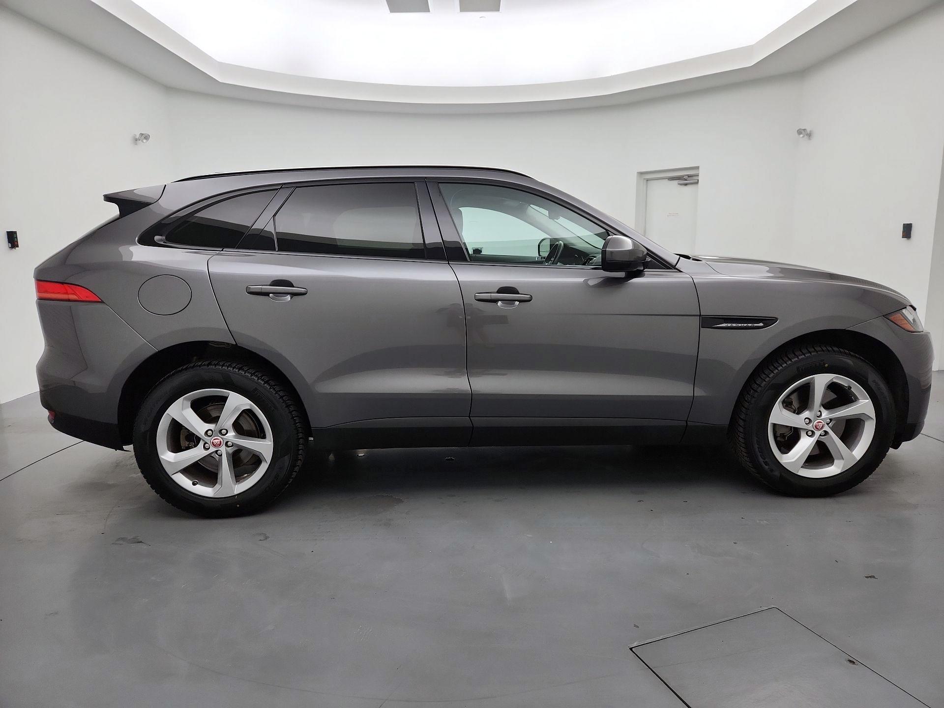 Thumbnail: 2017 Jaguar F-Pace - 4