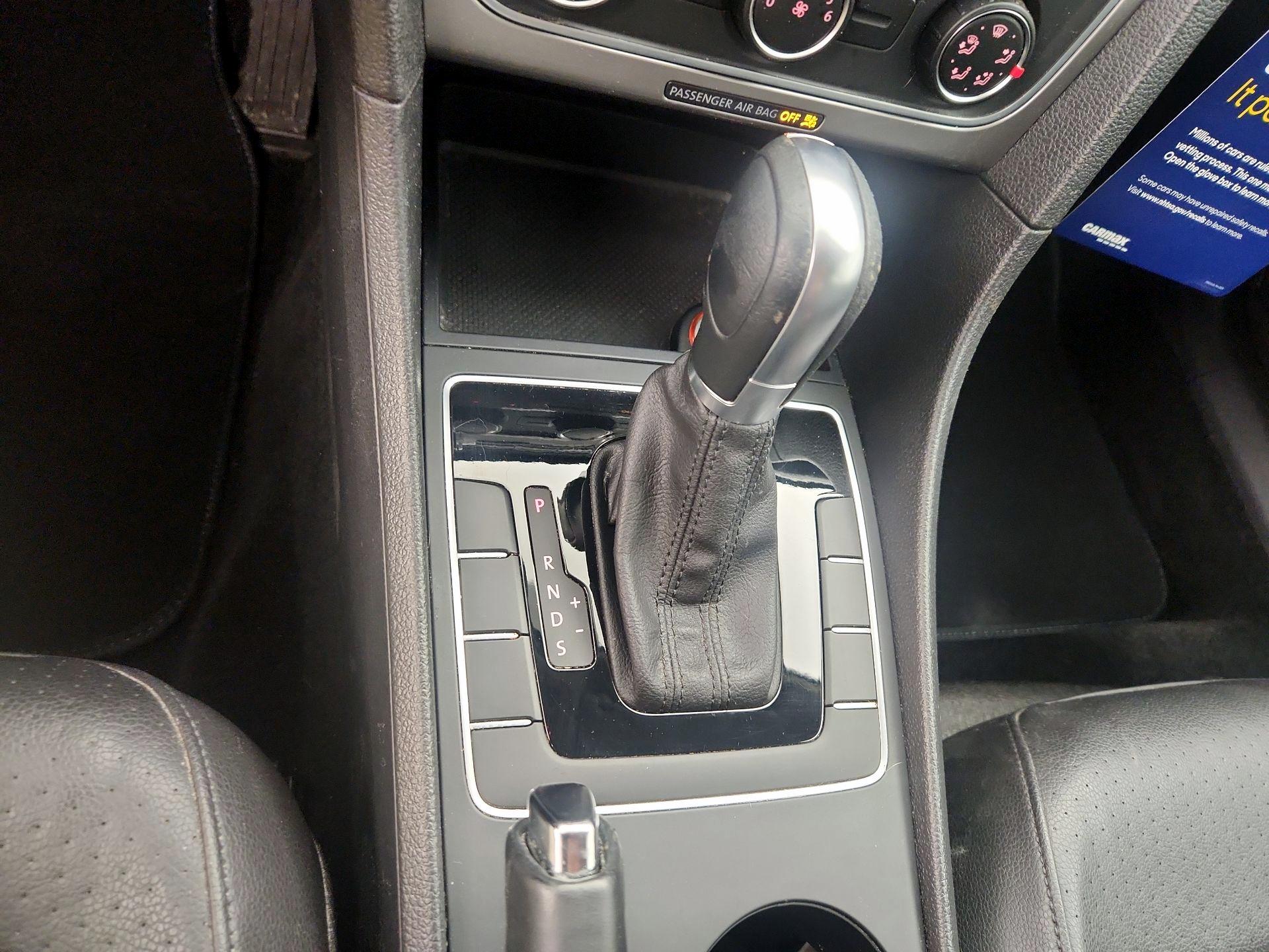 Thumbnail: 2015 Volkswagen Passat - 16