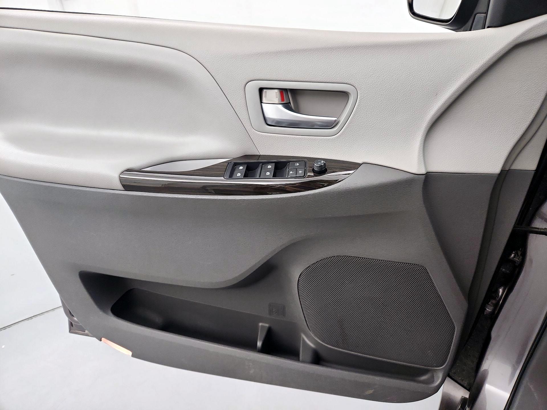 Thumbnail: 2015 Toyota Sienna - 12