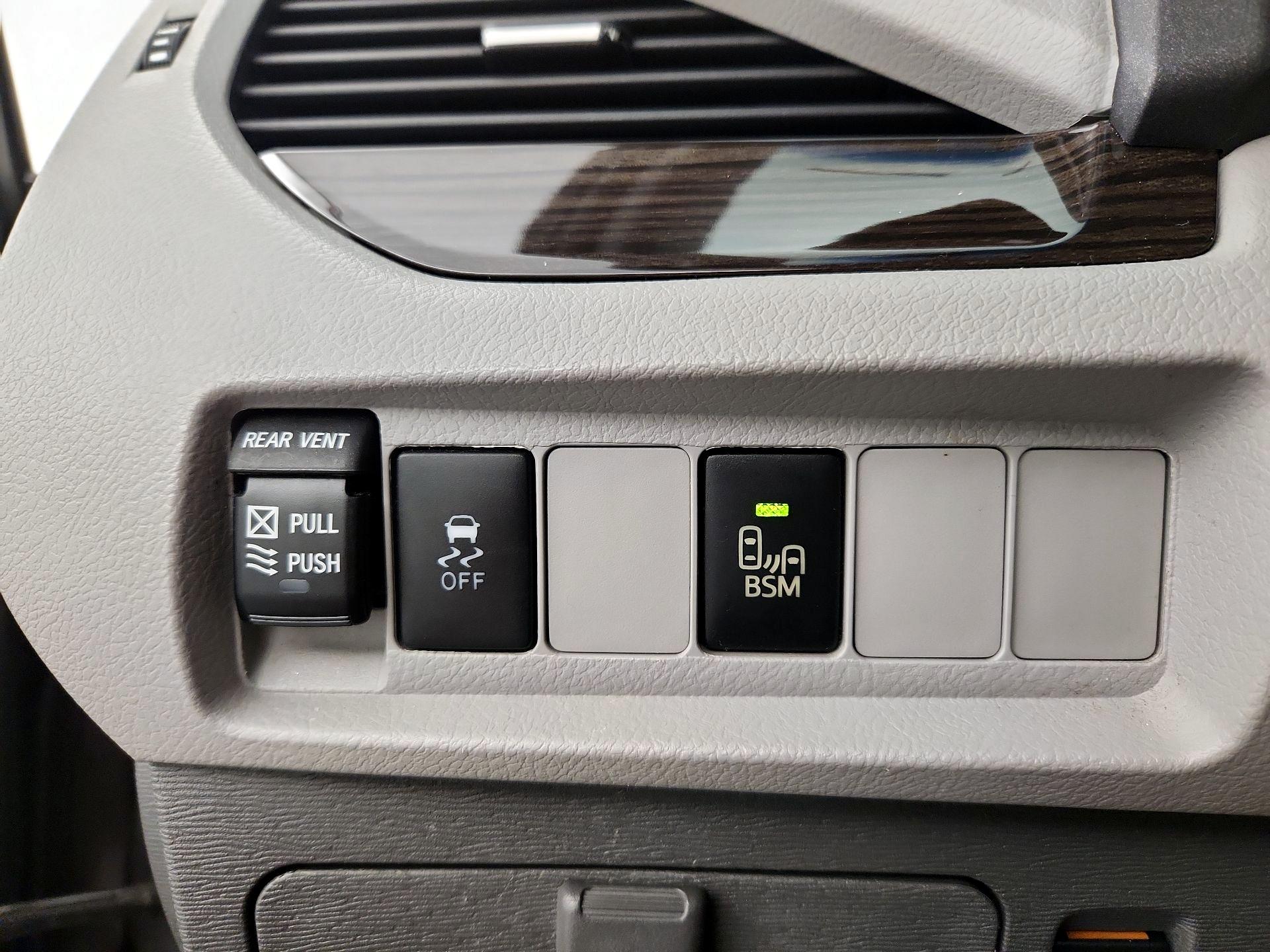 Thumbnail: 2015 Toyota Sienna - 13