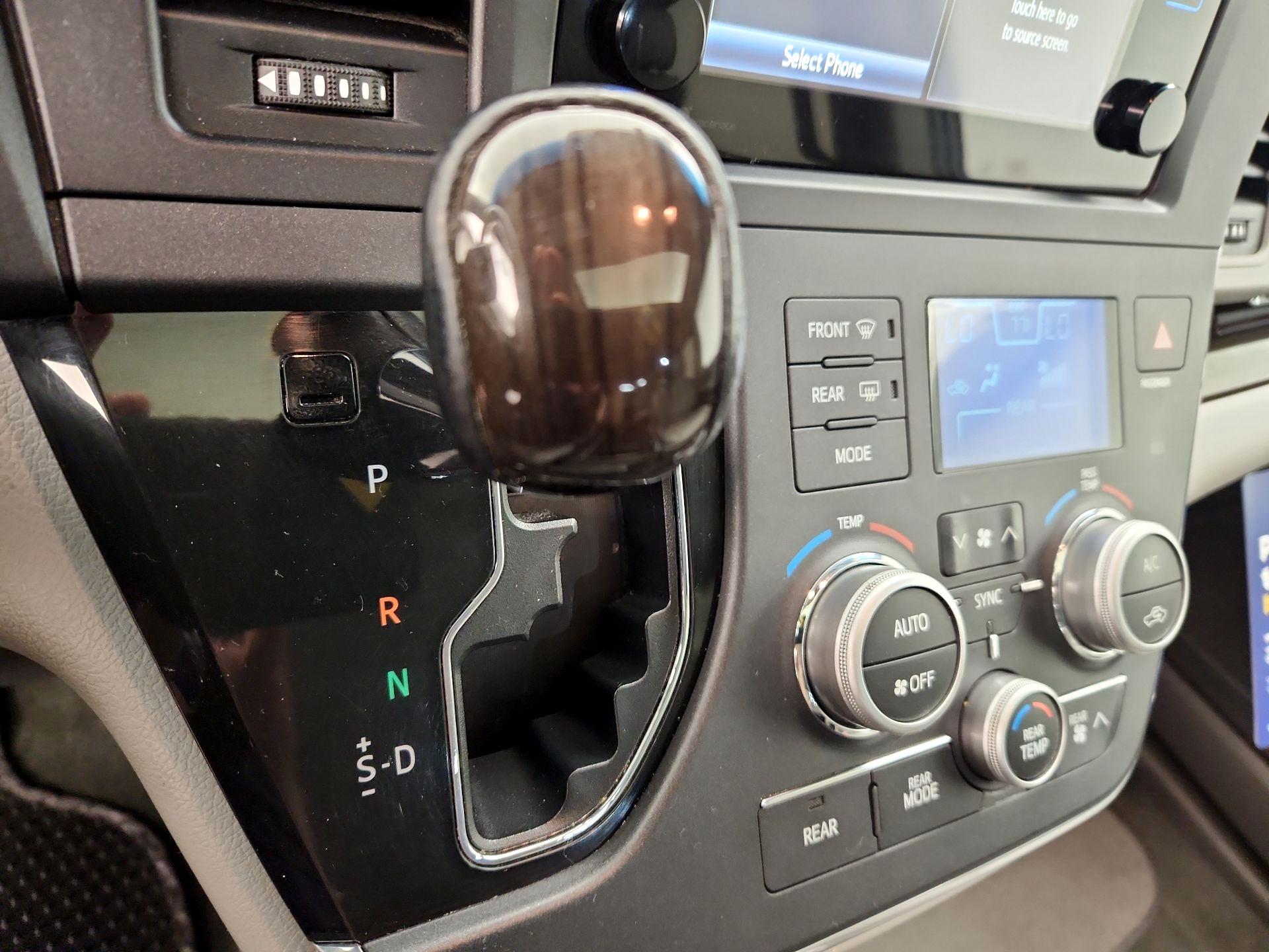 Thumbnail: 2015 Toyota Sienna - 17