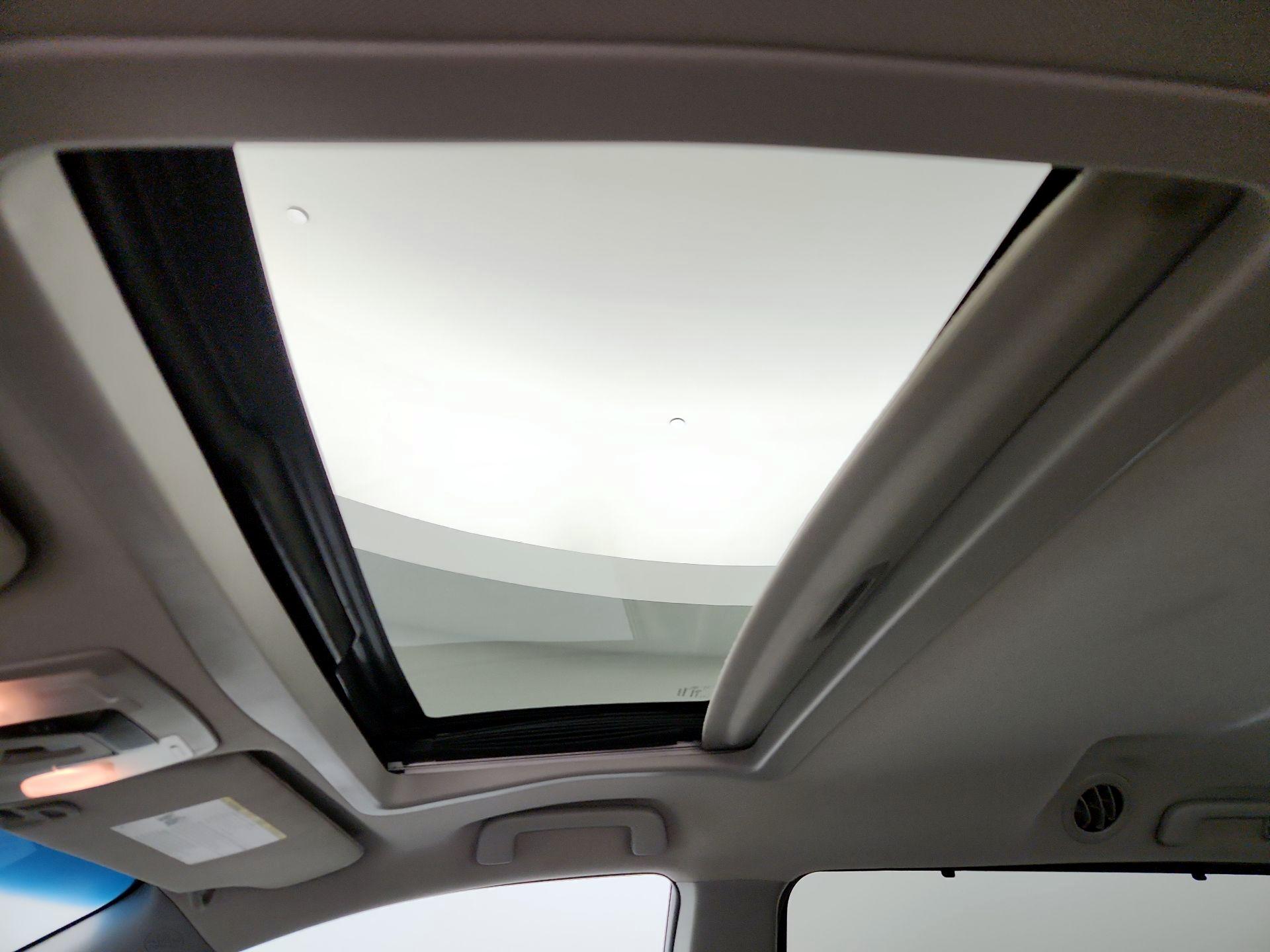 Thumbnail: 2015 Toyota Sienna - 19