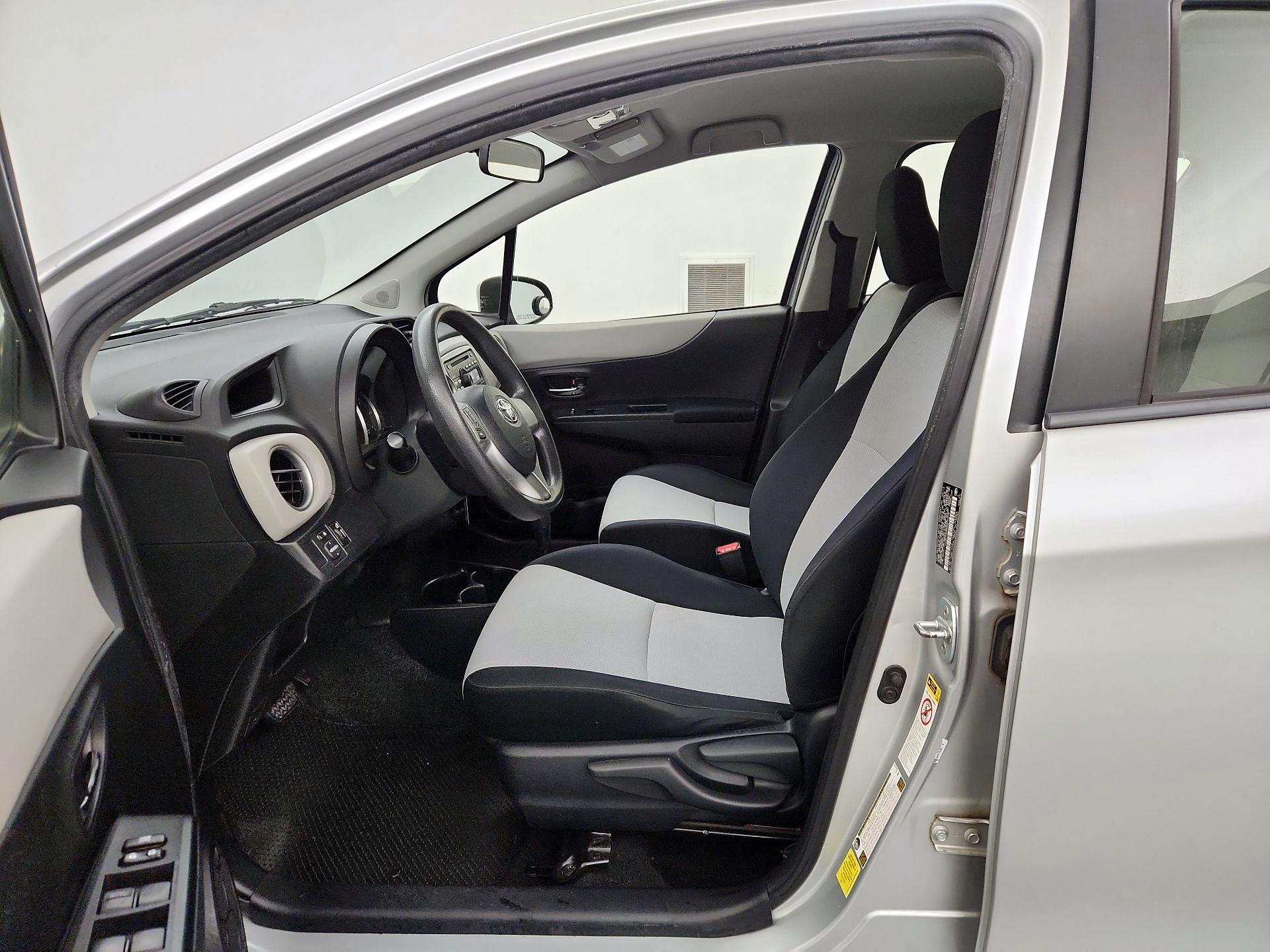 Thumbnail: 2013 Toyota Yaris - 11