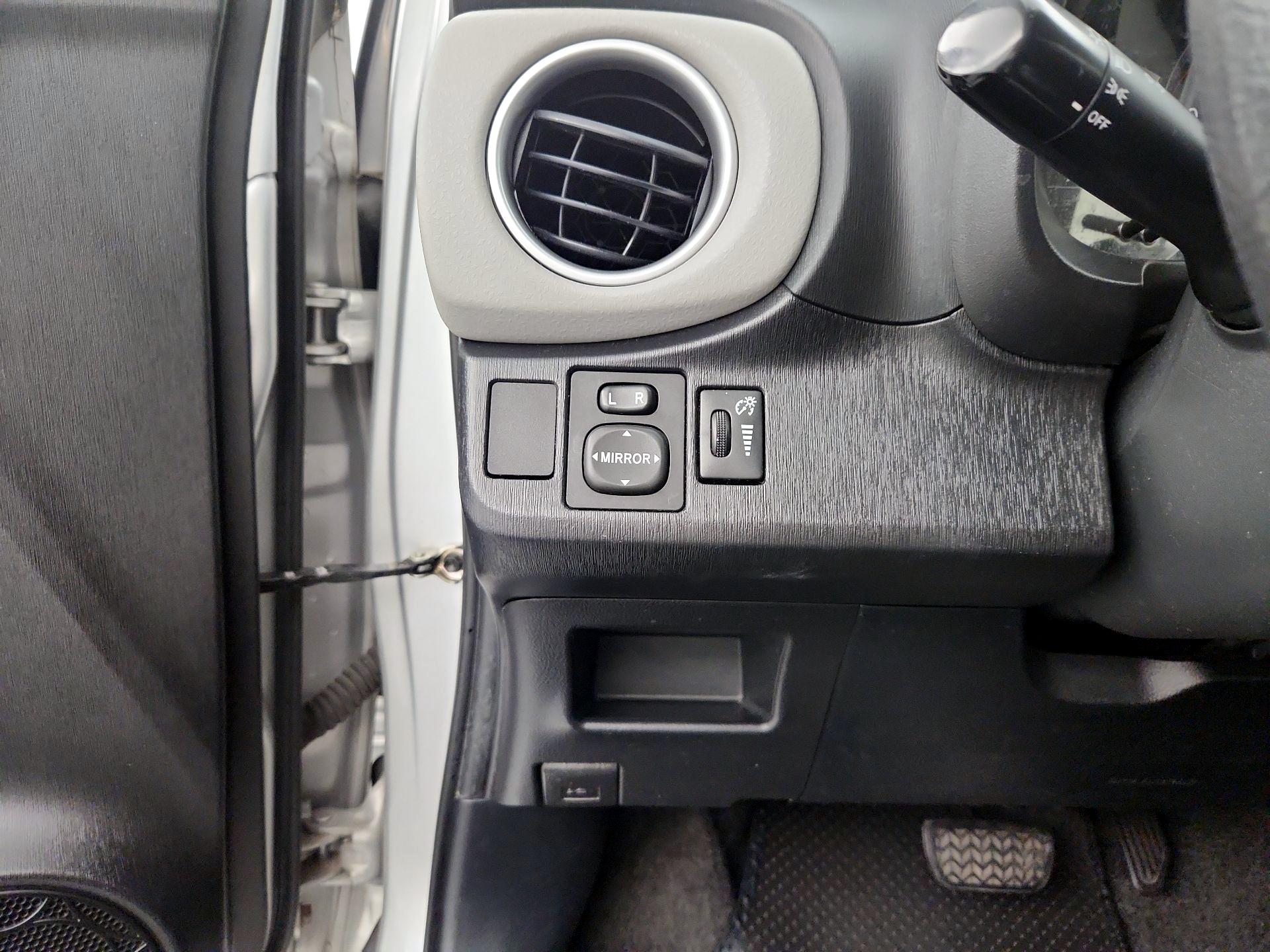 Thumbnail: 2013 Toyota Yaris - 13