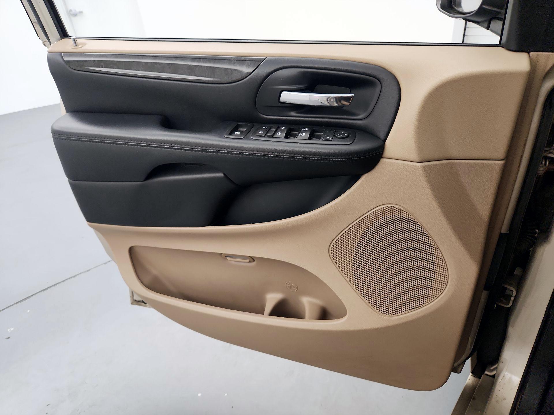 Thumbnail: 2016 Dodge Grand Caravan - 12