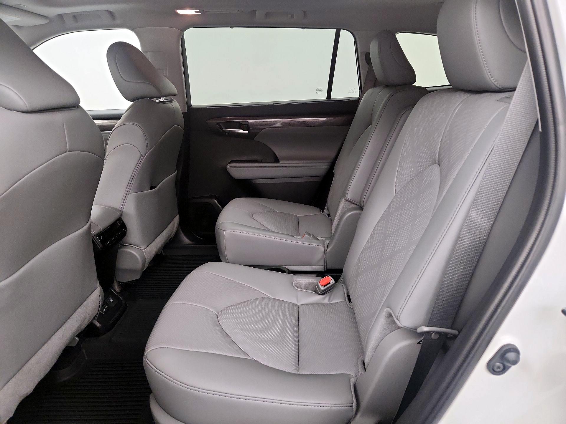 Thumbnail: 2025 Toyota Highlander - 20