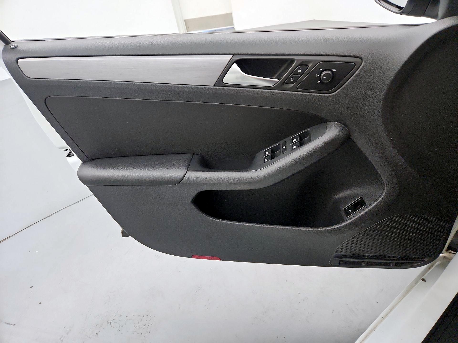Thumbnail: 2016 Volkswagen Jetta - 12