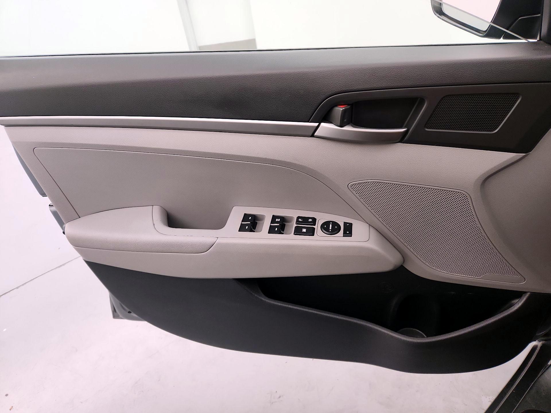 Thumbnail: 2017 Hyundai Elantra - 12