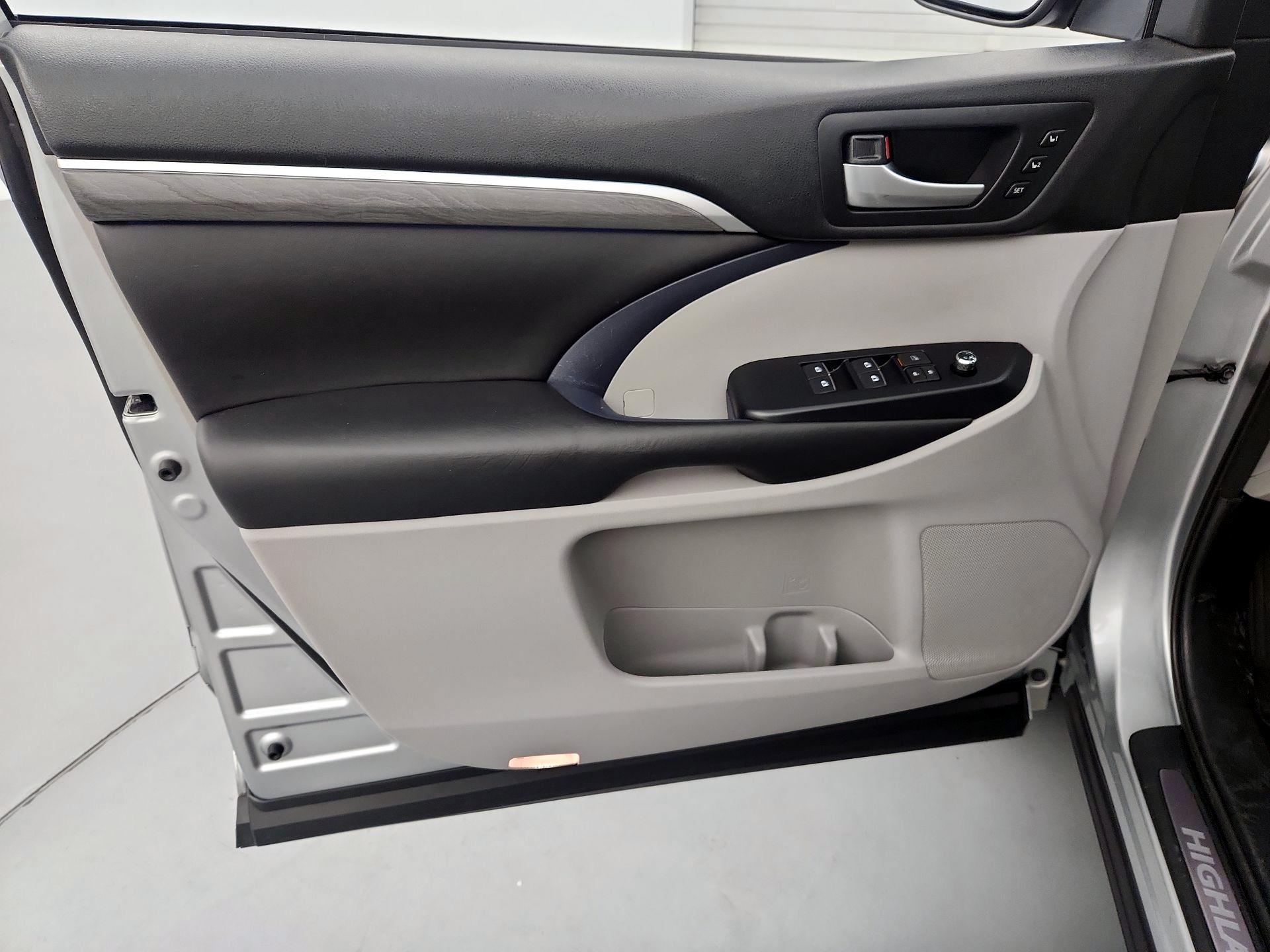 Thumbnail: 2018 Toyota Highlander - 12