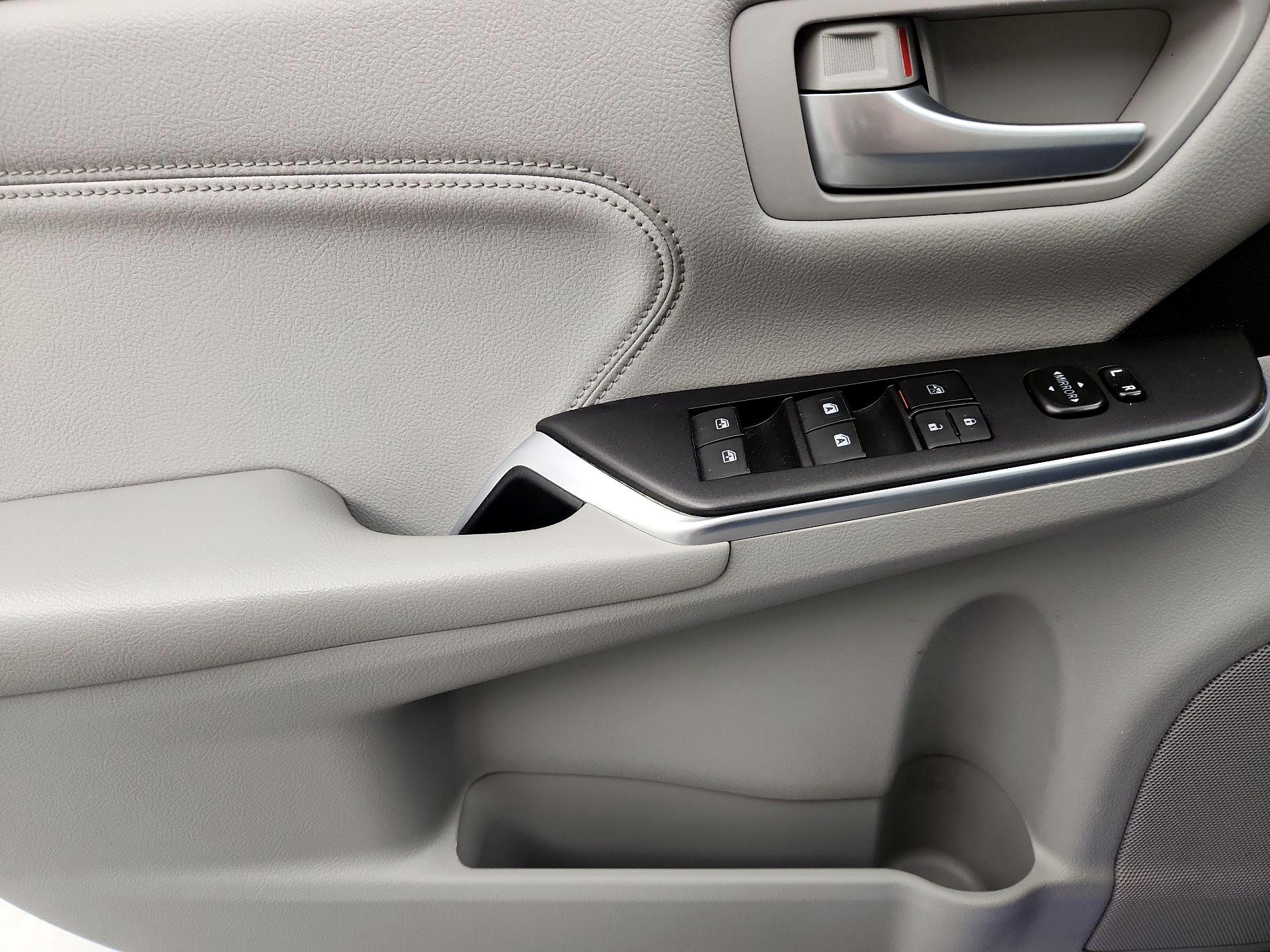 Thumbnail: 2016 Toyota Camry - 12