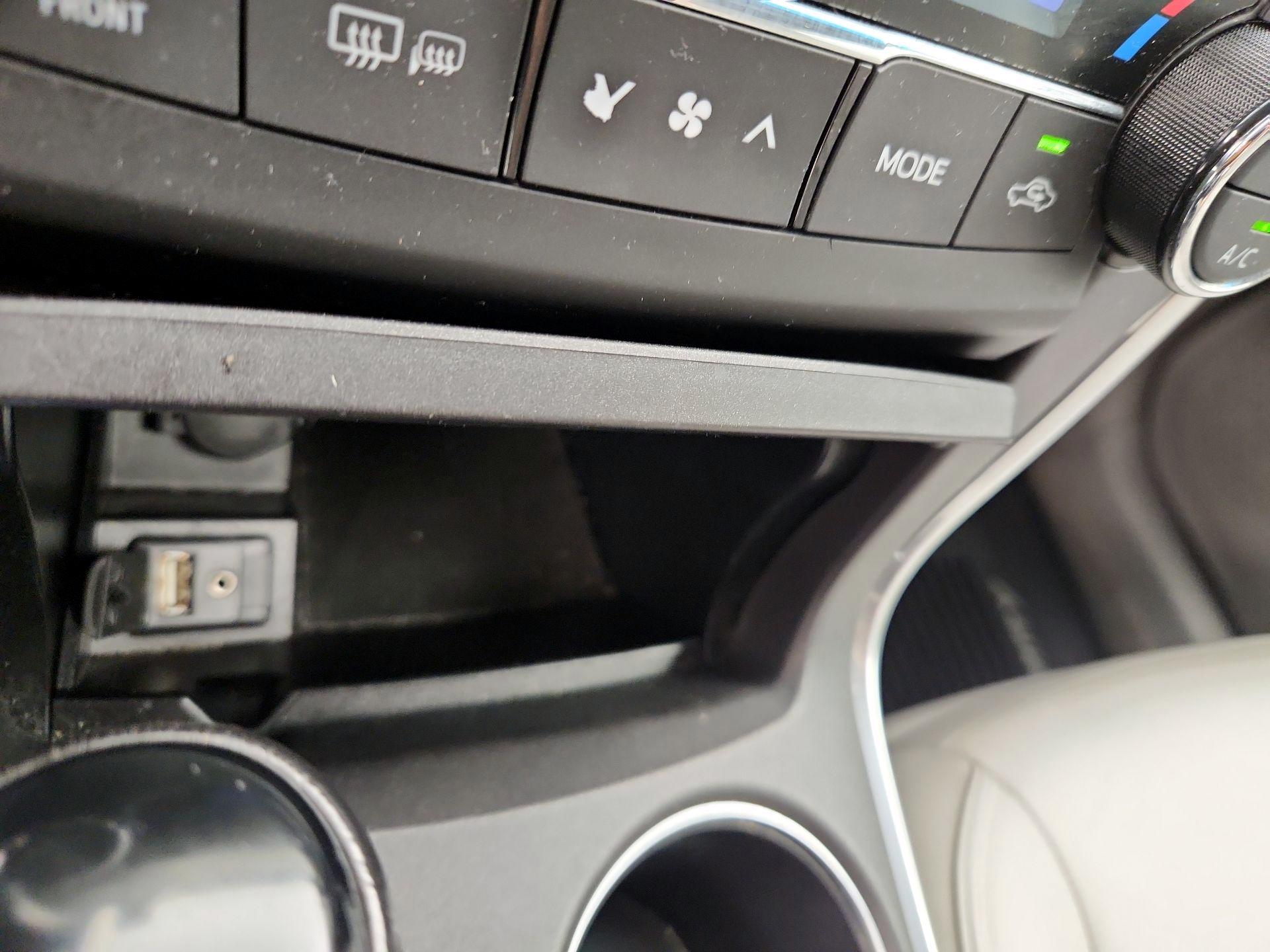 Thumbnail: 2016 Toyota Camry - 17