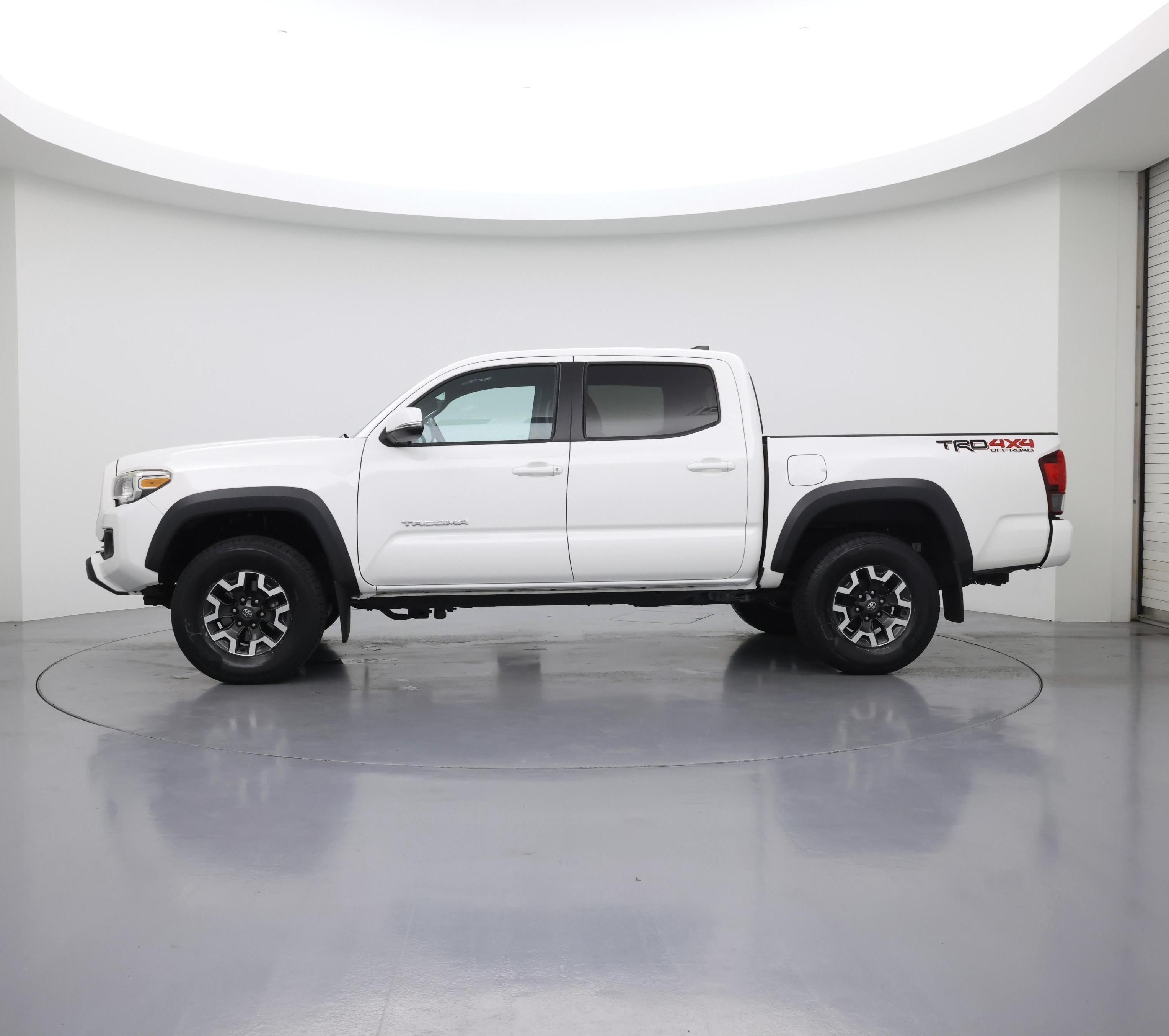 Thumbnail: 2018 Toyota Tacoma - 3