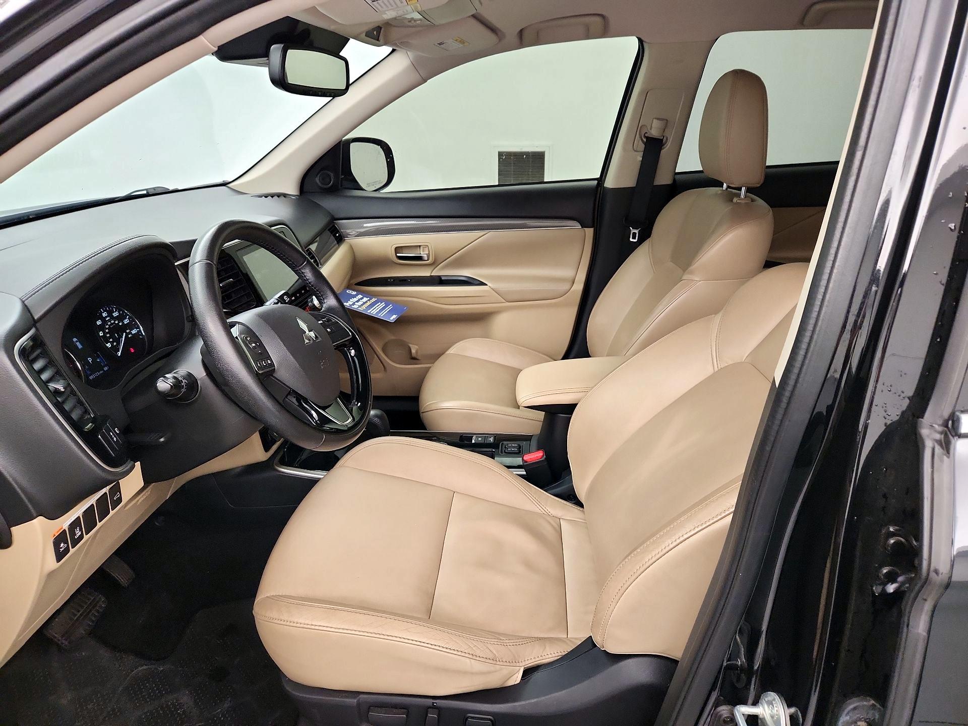 Thumbnail: 2020 Mitsubishi Outlander - 11